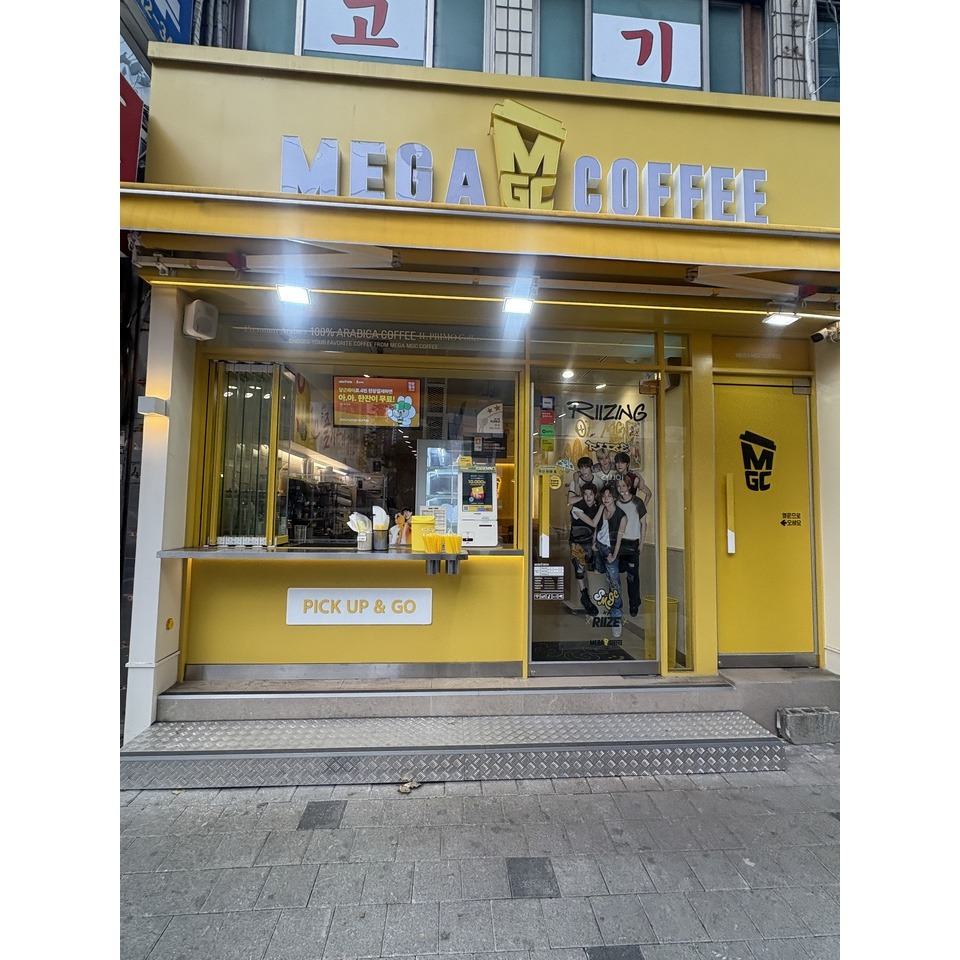 메가커피 용산경찰서점 매장 이미지
