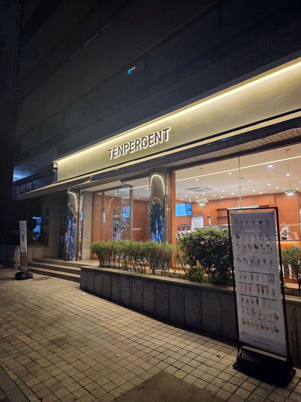텐퍼센트커피 논현역점 매장 이미지