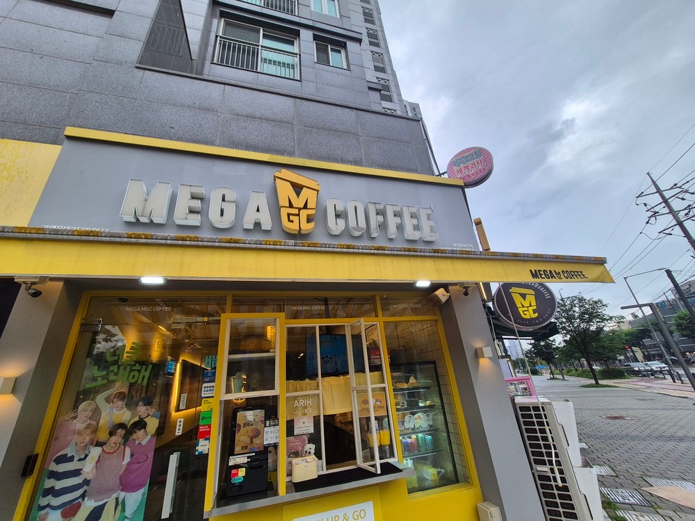 메가커피 북서울꿈의숲점 매장 이미지