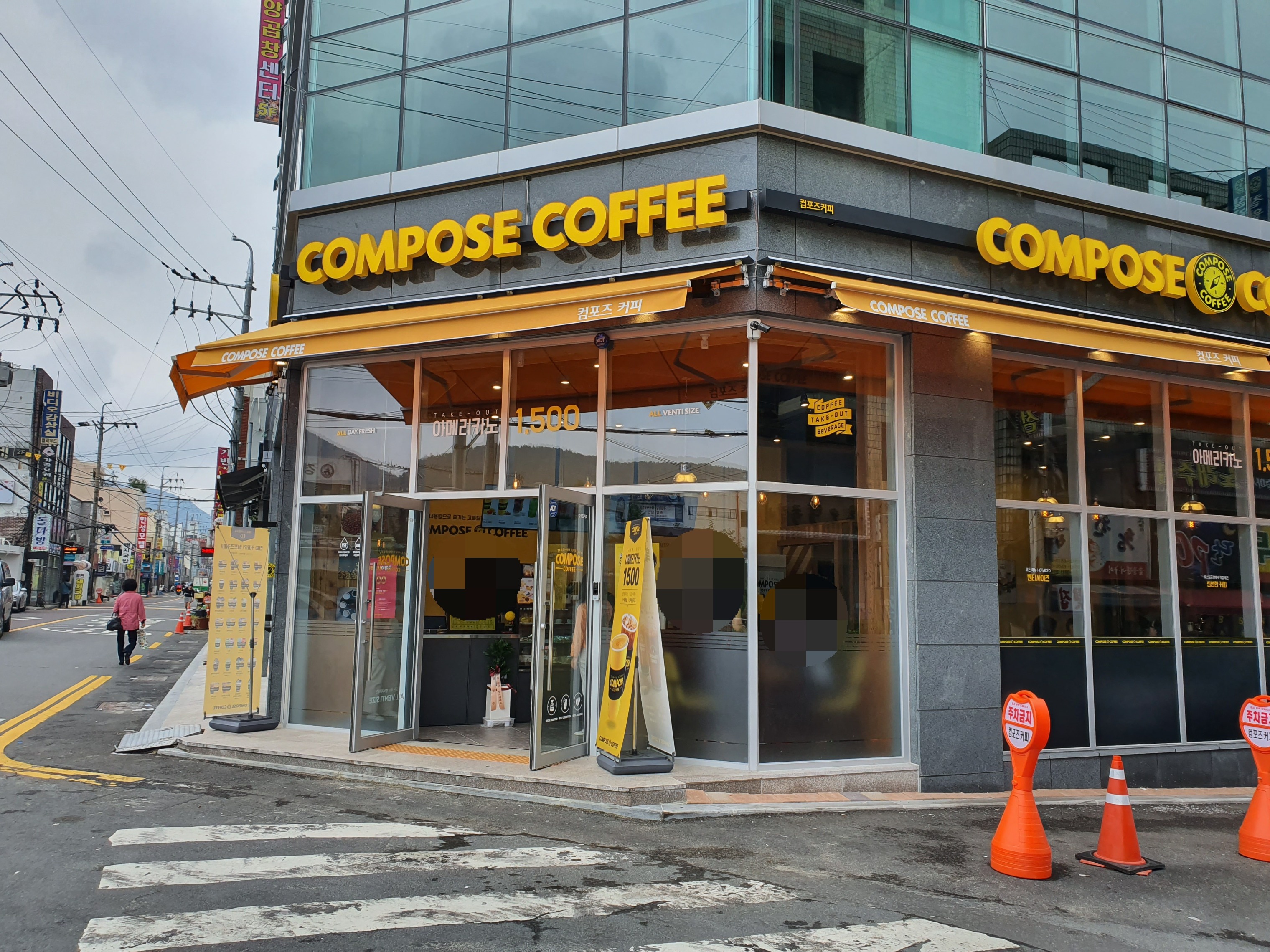 컴포즈커피 마산합성동점 매장 이미지