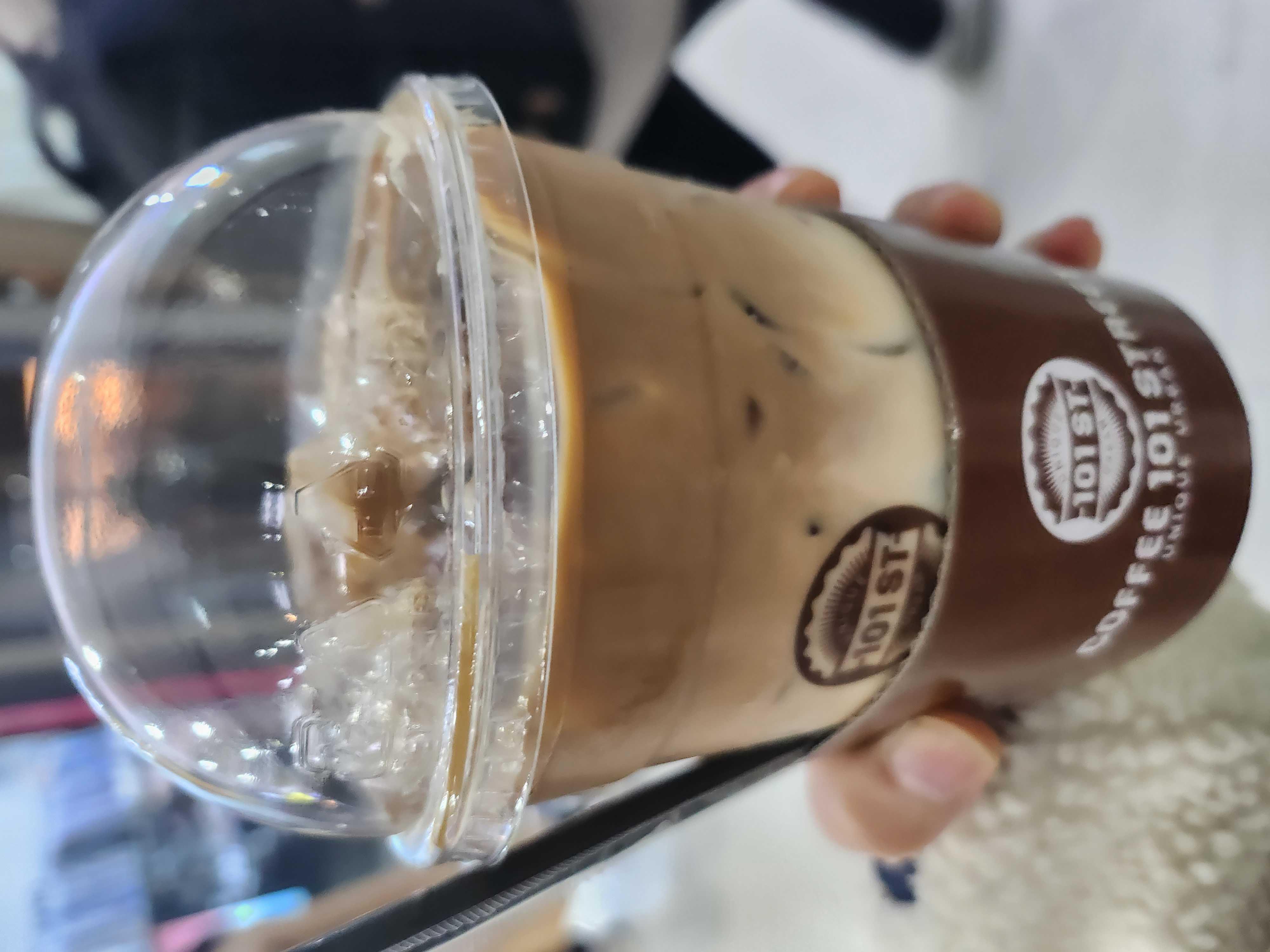 출근길에 주문한 라떼
맛도좋고 양도 