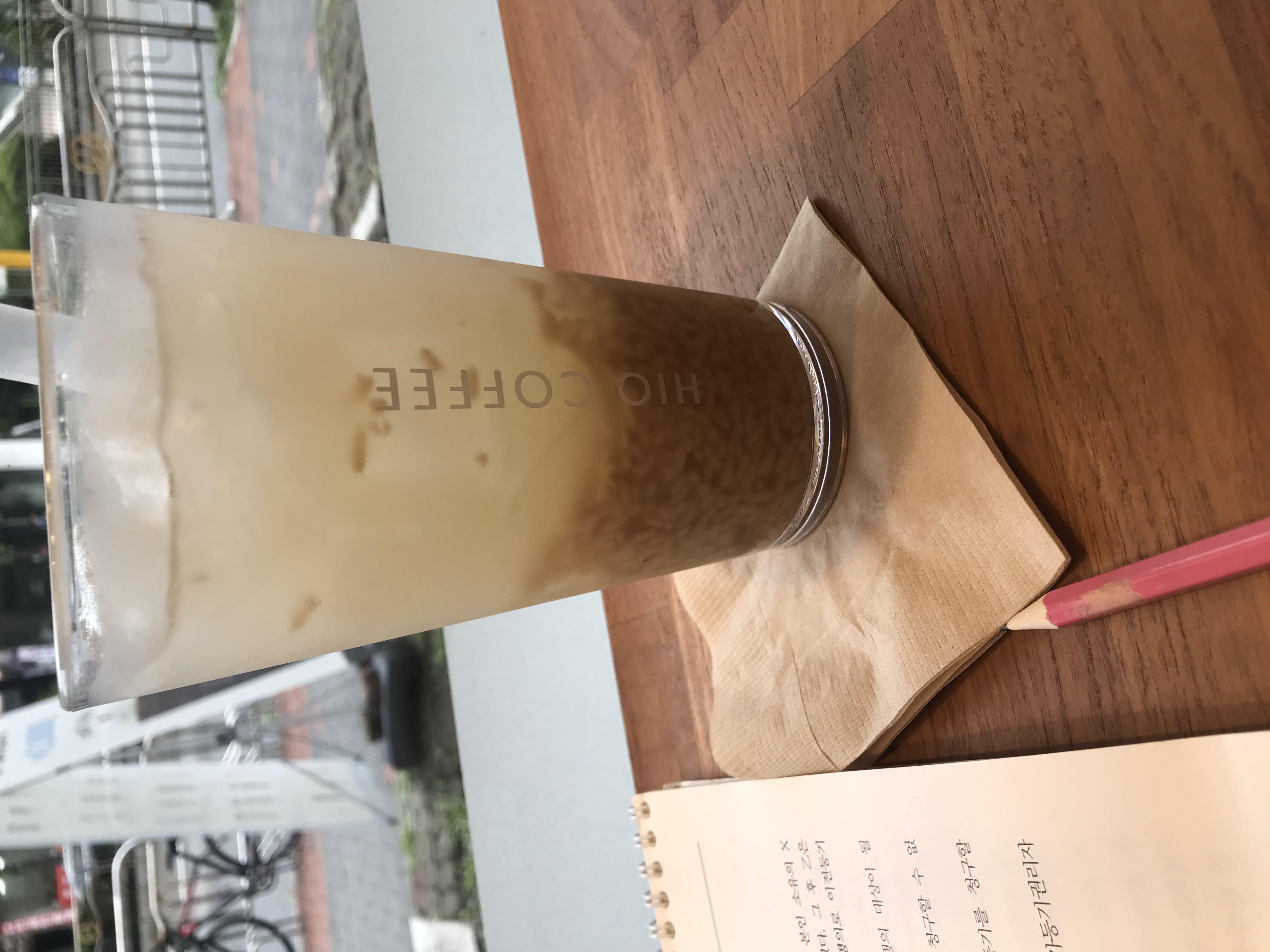 식혜~ 모기가 다가와서 티슈로 확 잡