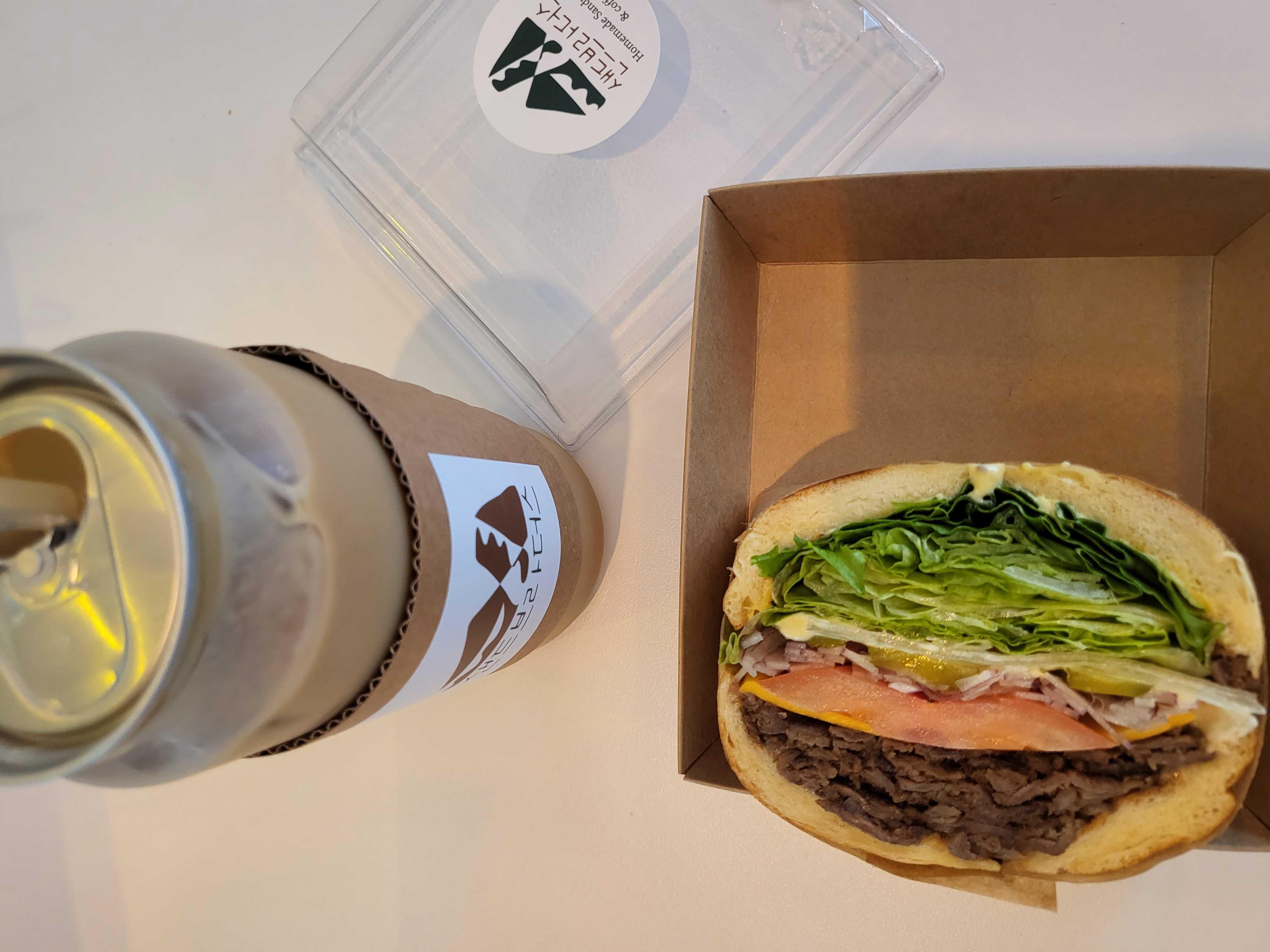 샌드위치도 맛나고 미숫가루에 샷추가했