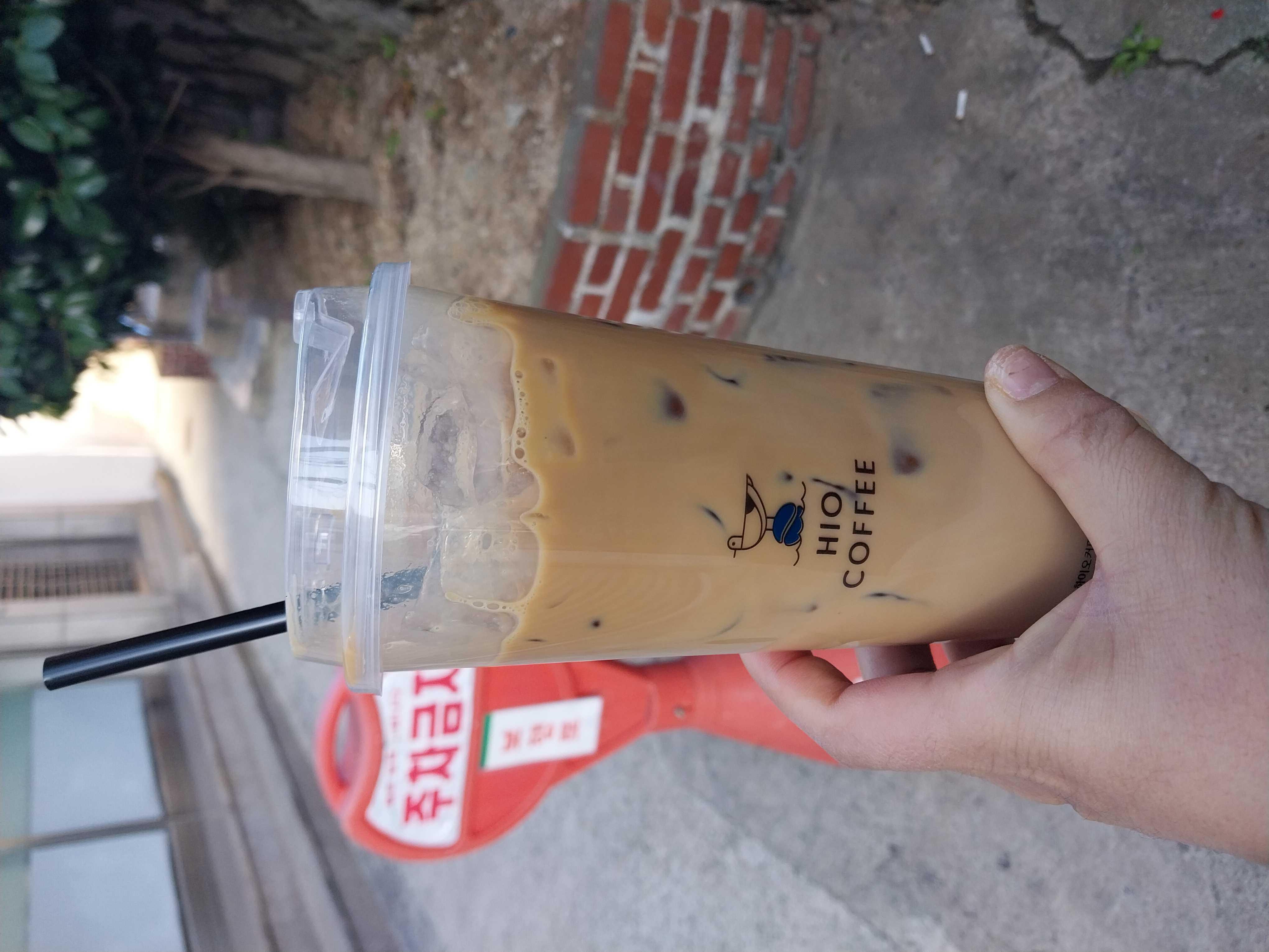 바닐라라떼 좀 저어서 주세요. 컵자체