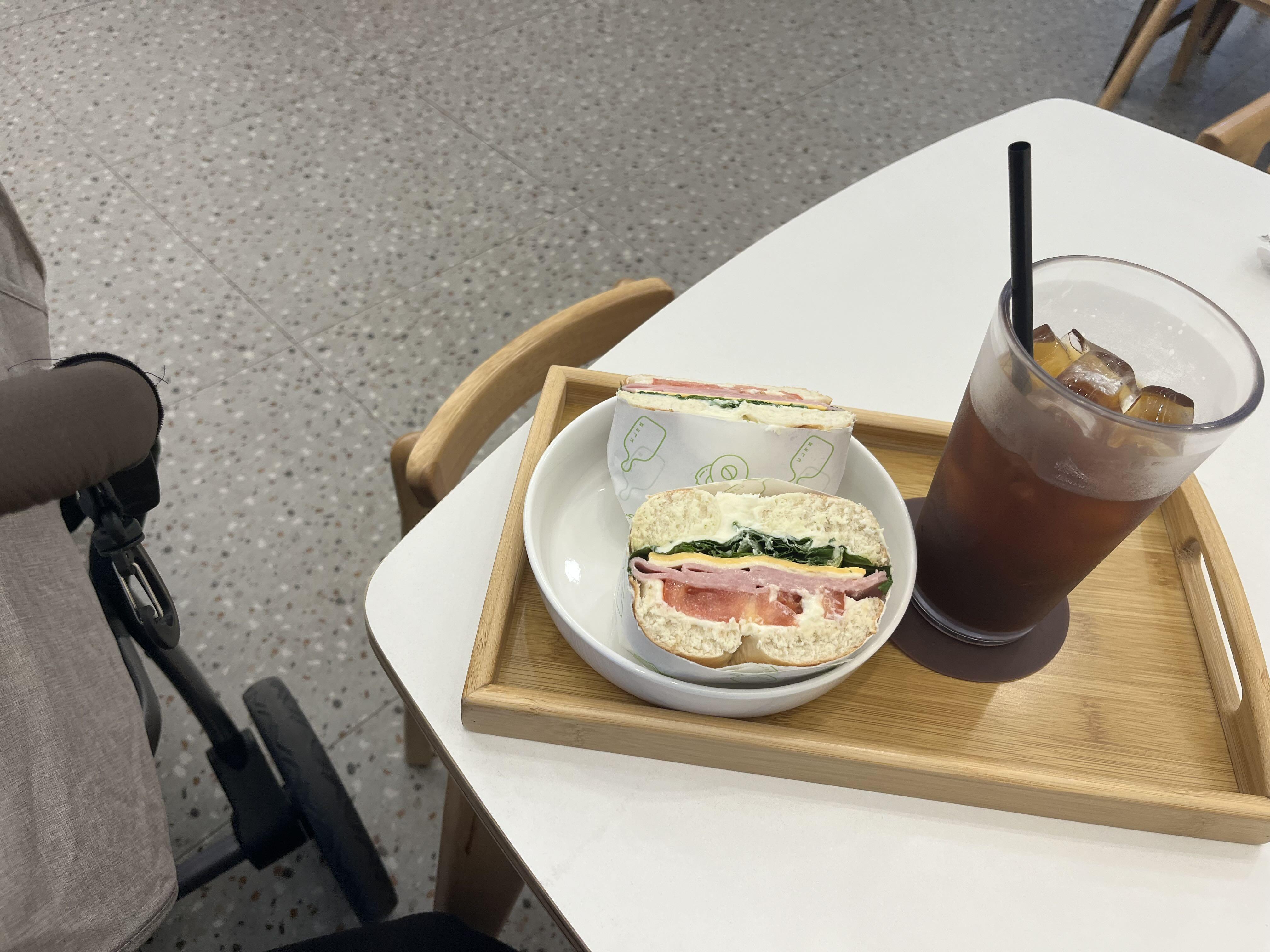 베이글 처음 먹어봤는데 넘 맛있어요…