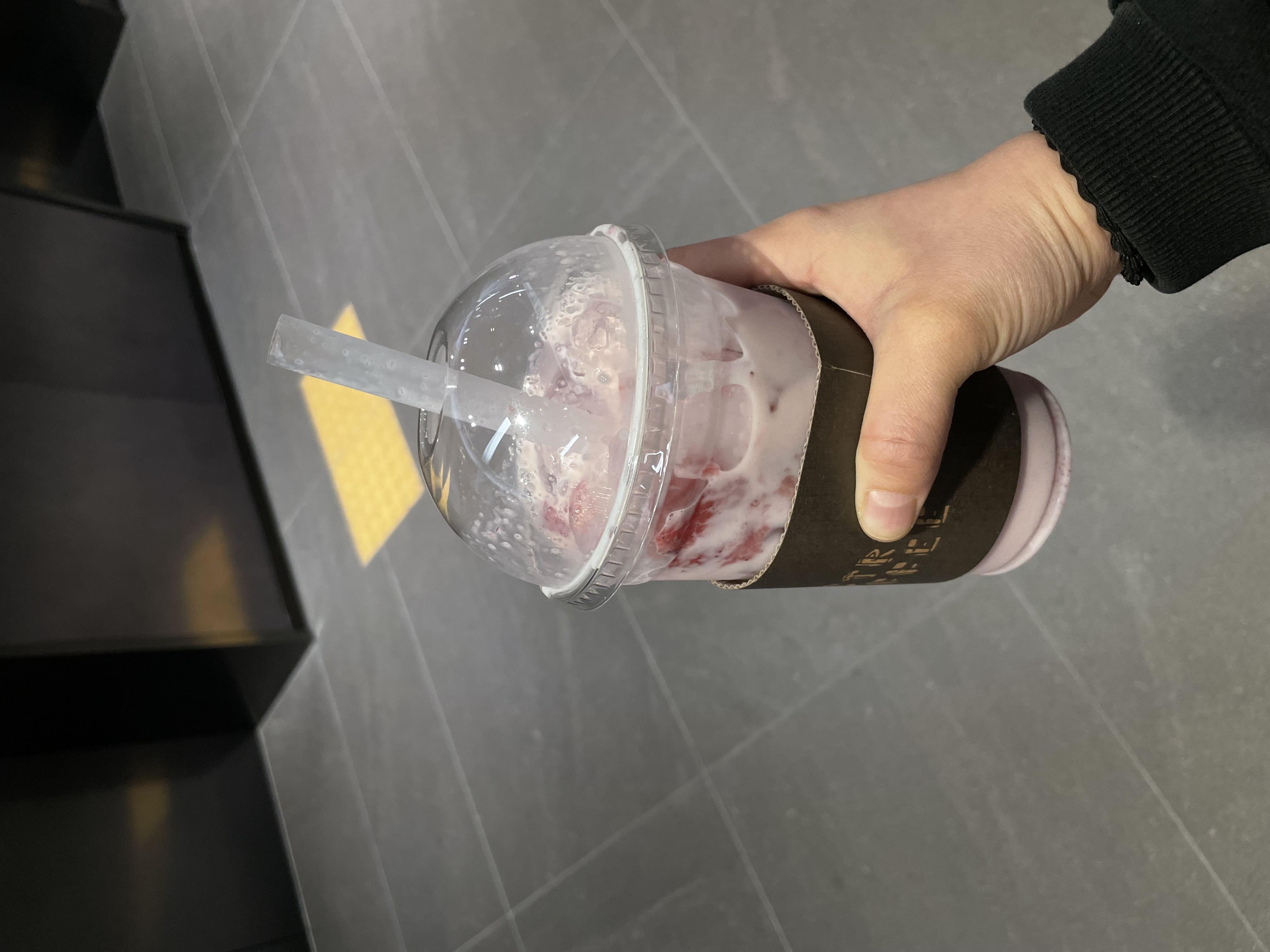 여기 딸기라떼 찐이이에요~~~~ 넘 