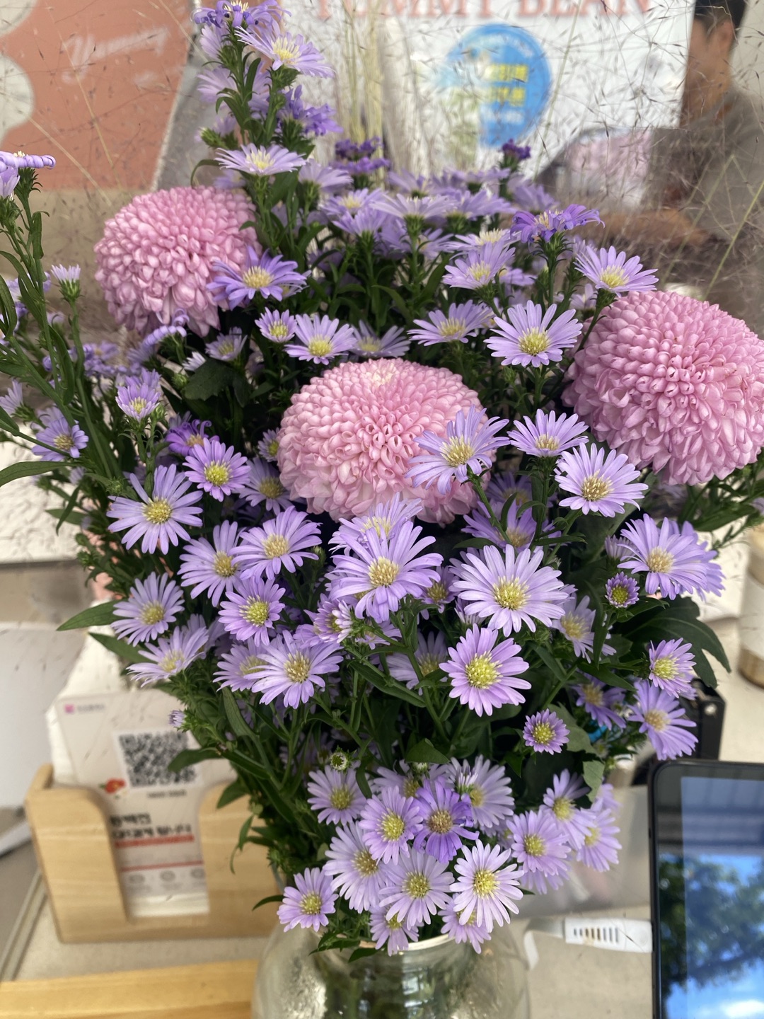 아침부터 기분좋은 커피향에 예쁜생화까