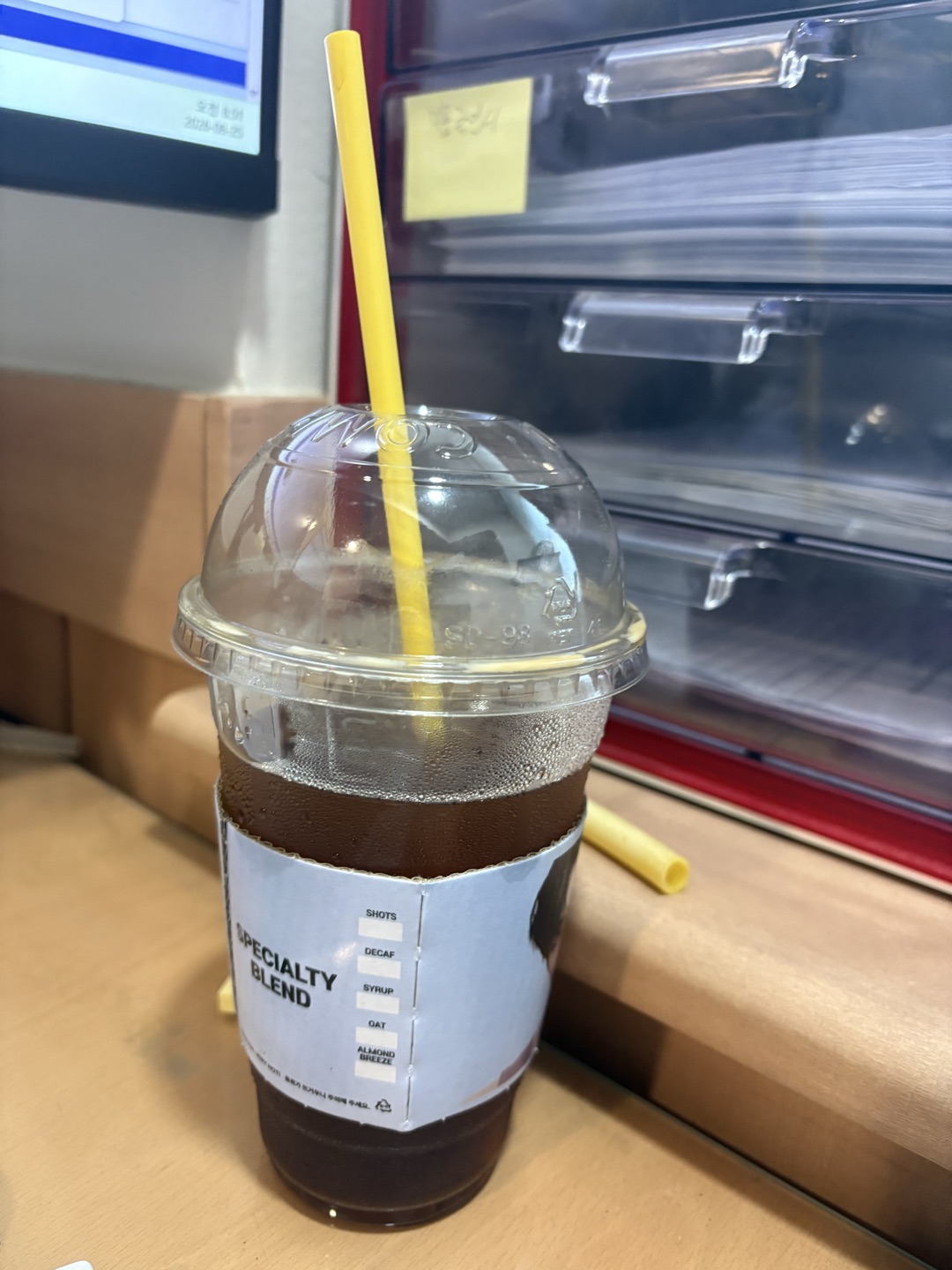 커피 한잔에 아침부터 기부니가 좋아요