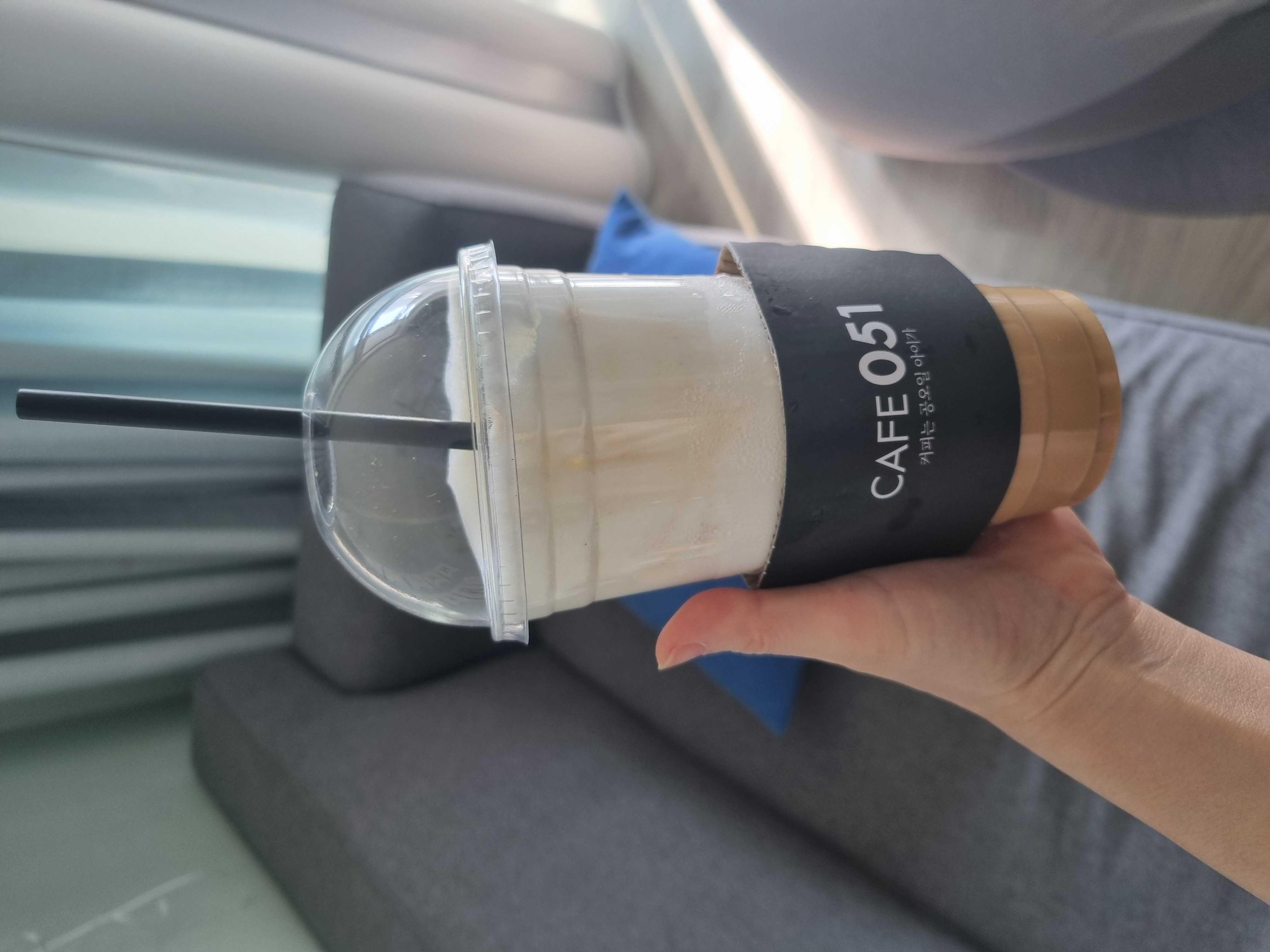 바닐라라떼 휘핑크림 추가~ 맛있네요♡