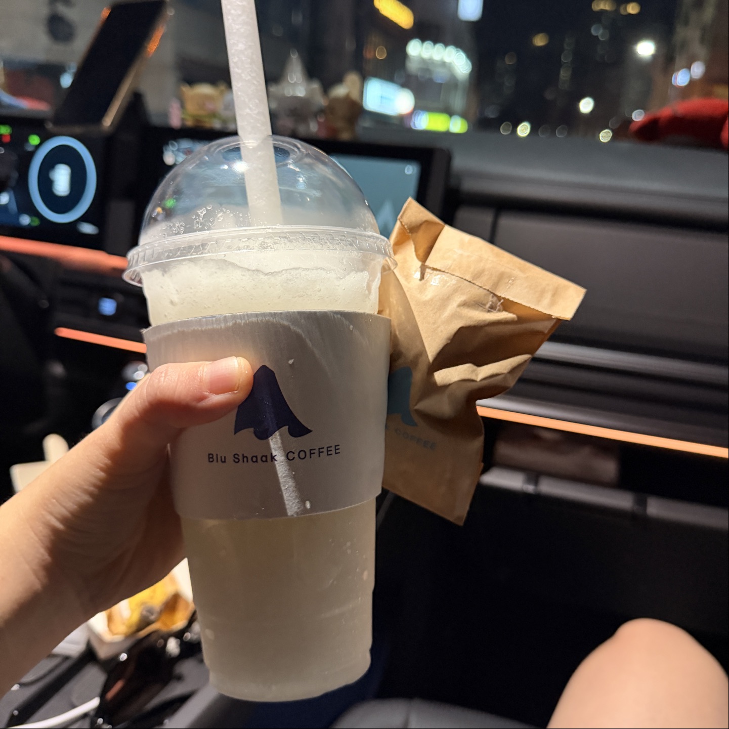 마카다미아 휘낭시에 존맛탱이에요 😋