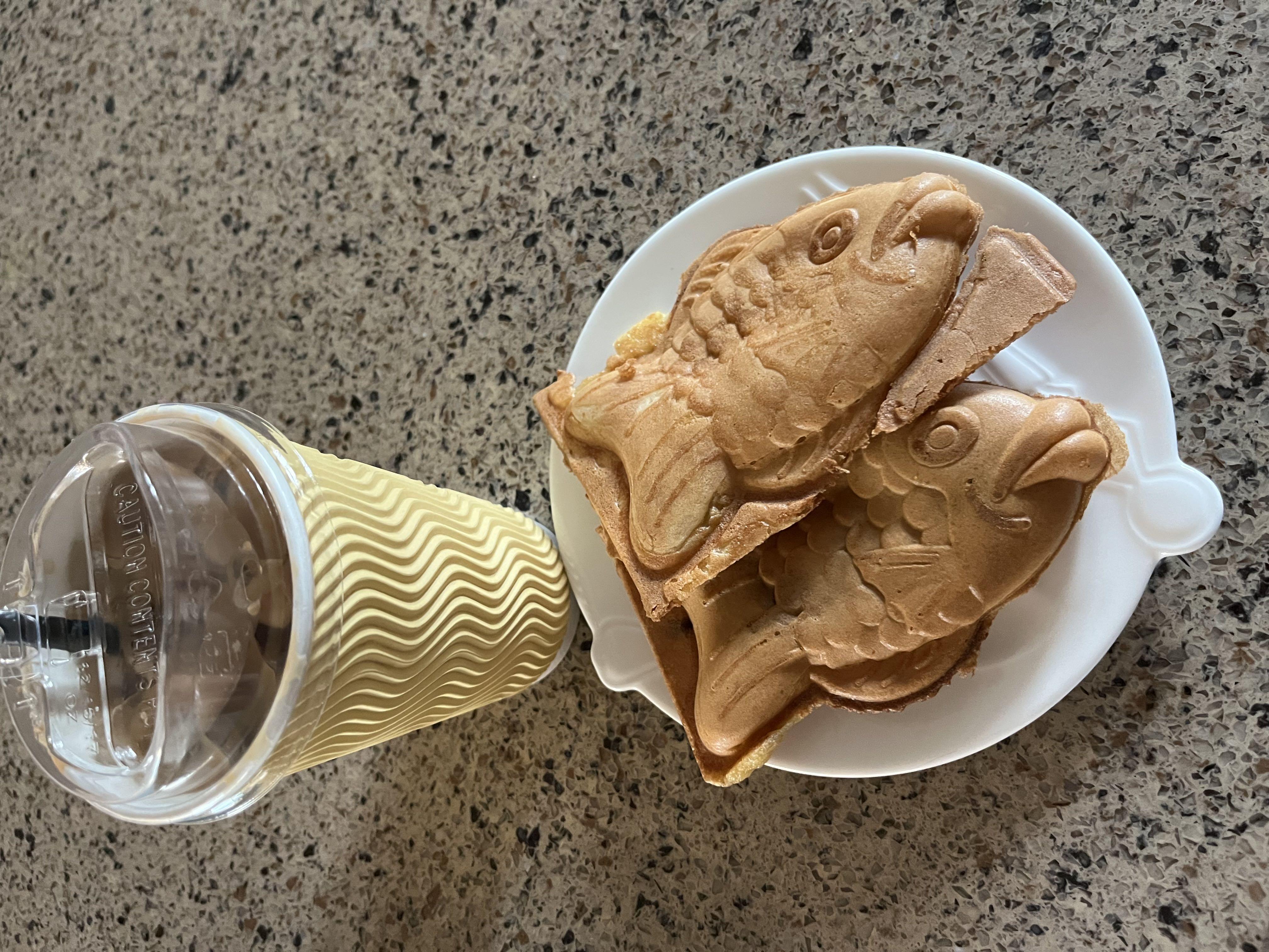 커피도 맛있고 붕어빵도 맛있어요🤍