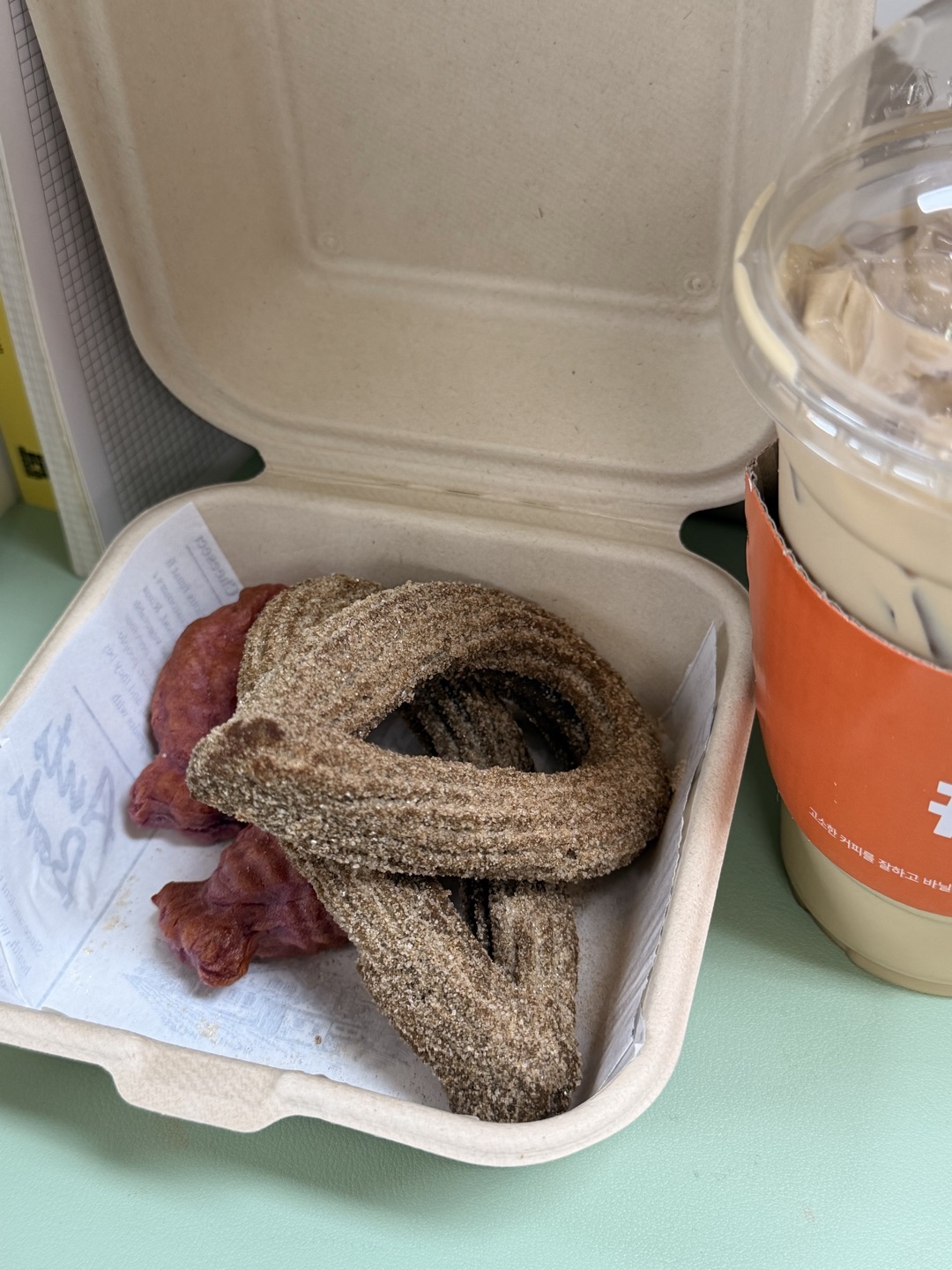 허니딥라떼랑 츄러스 진짜 맛있어요 ㅎ
