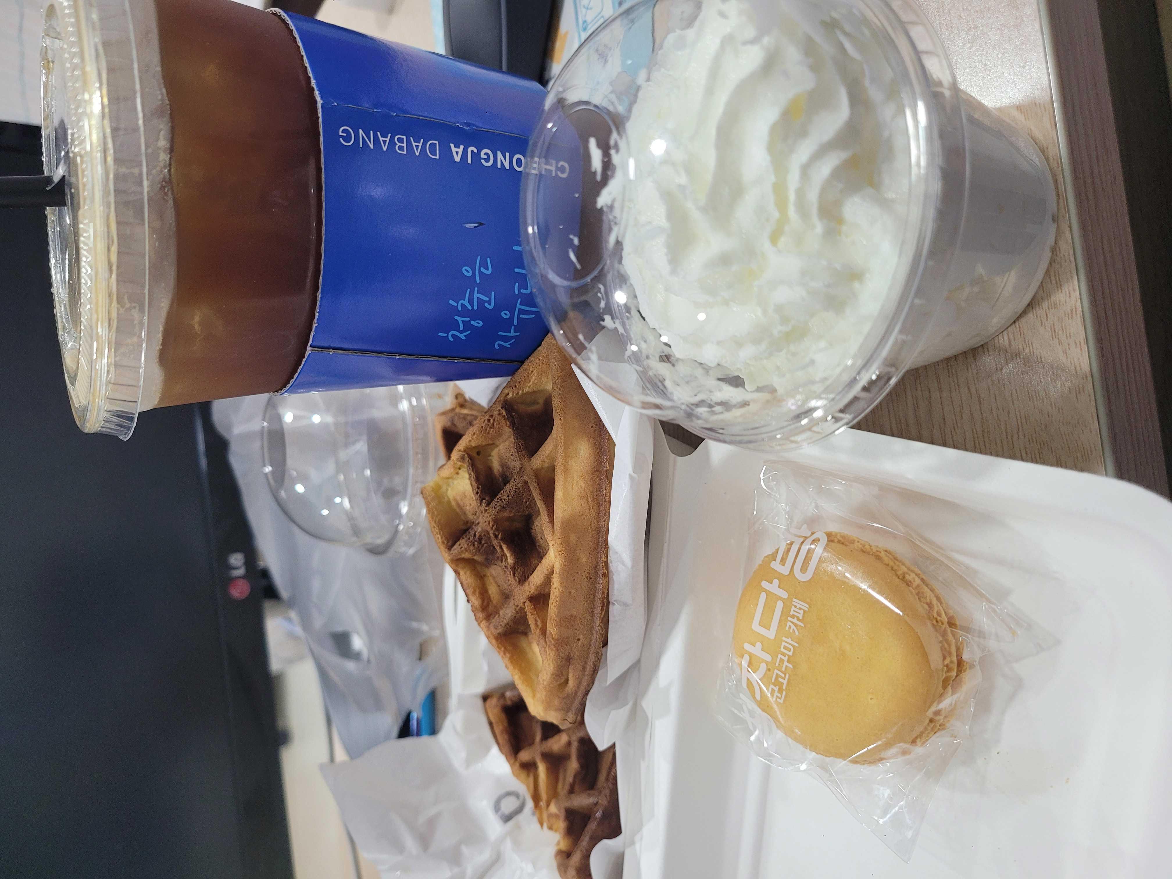 와플과 커피는 국룰이죠 ㅎㅎㅎ..마카