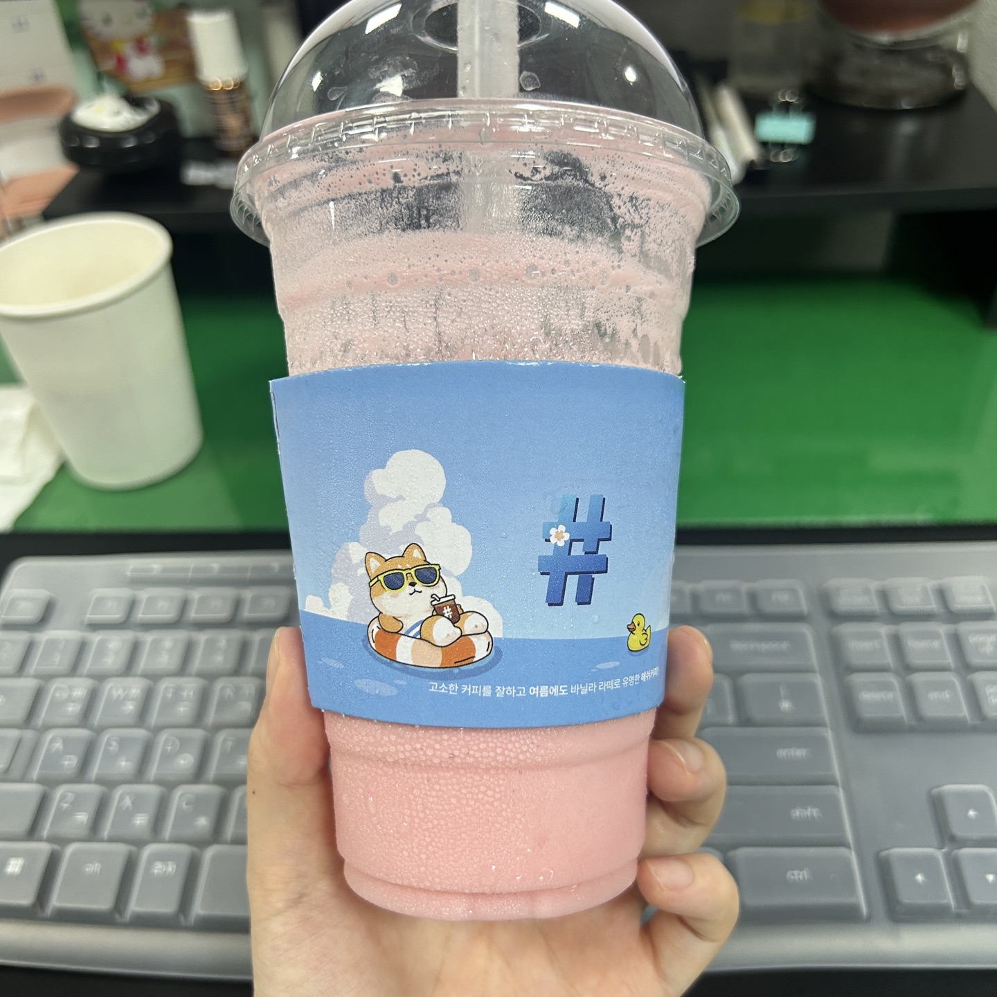 믿고 먹는 딸기 스무디🍓🍓 
라떼
