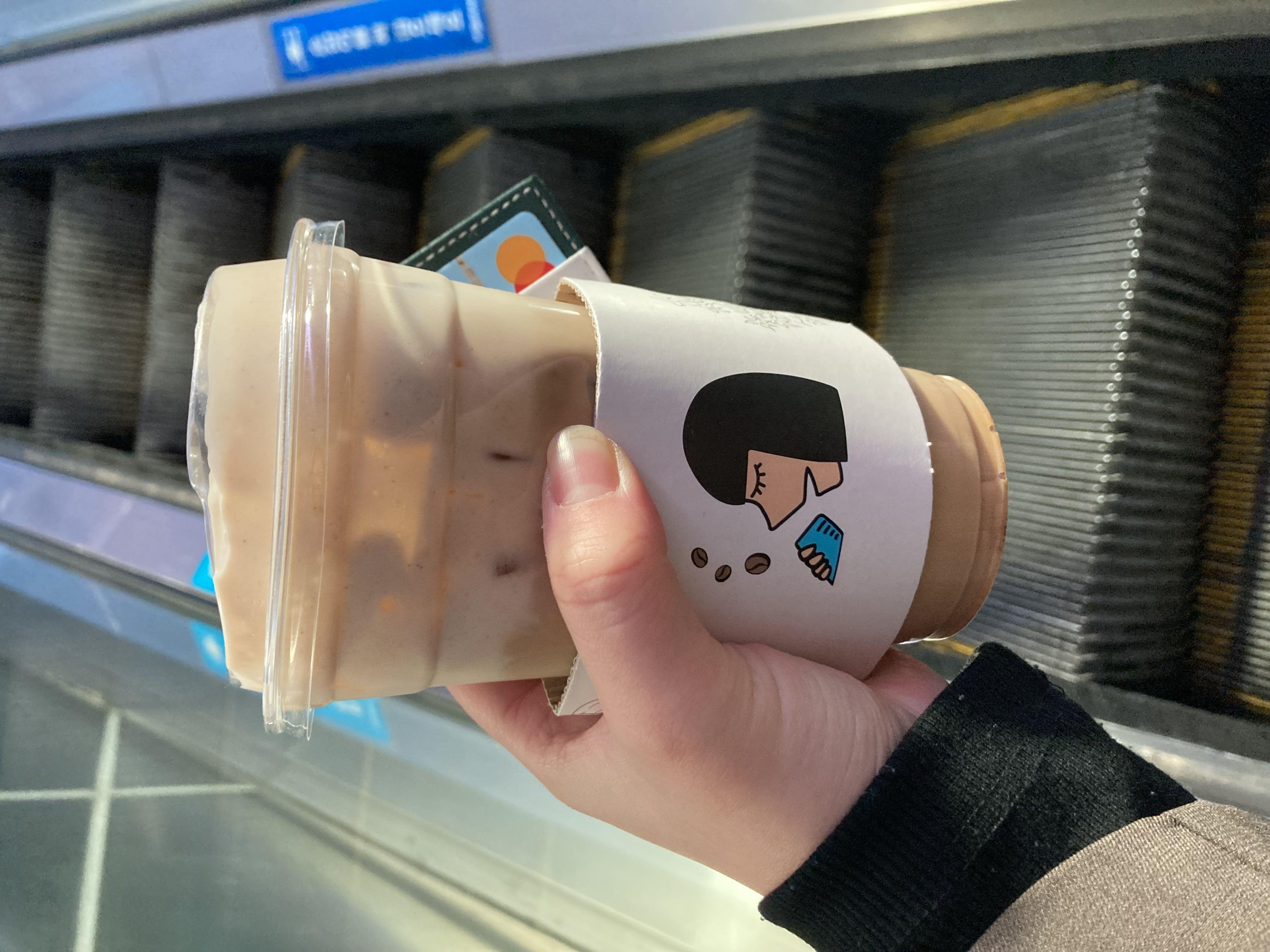 이렇게 또 율무카페라떼를 먹습니다 굳