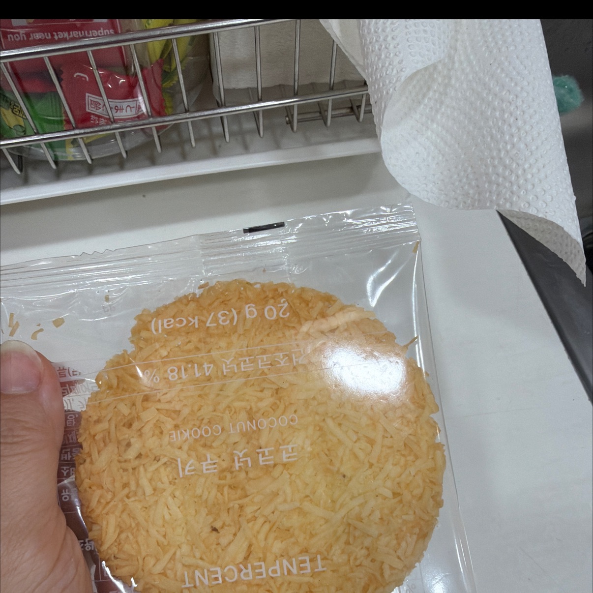 커피는 맛있는데 코코넛쿠키가 눅눅해요
