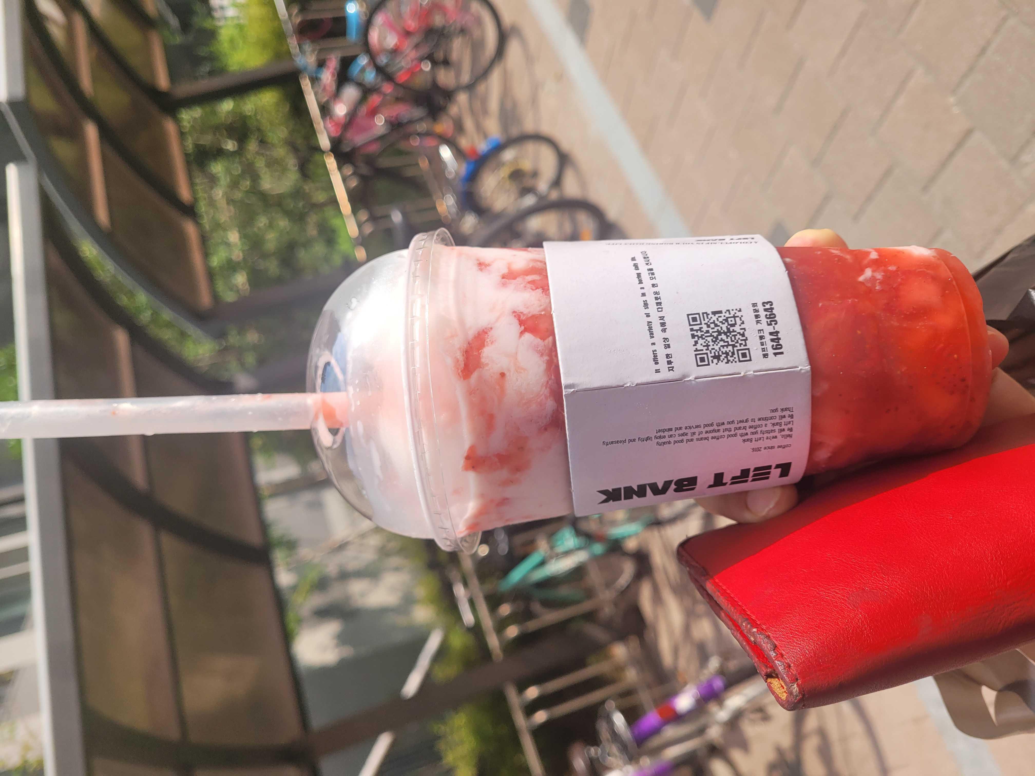 딸기프라푸치노 최애메뉴에요♡
커피도맛
