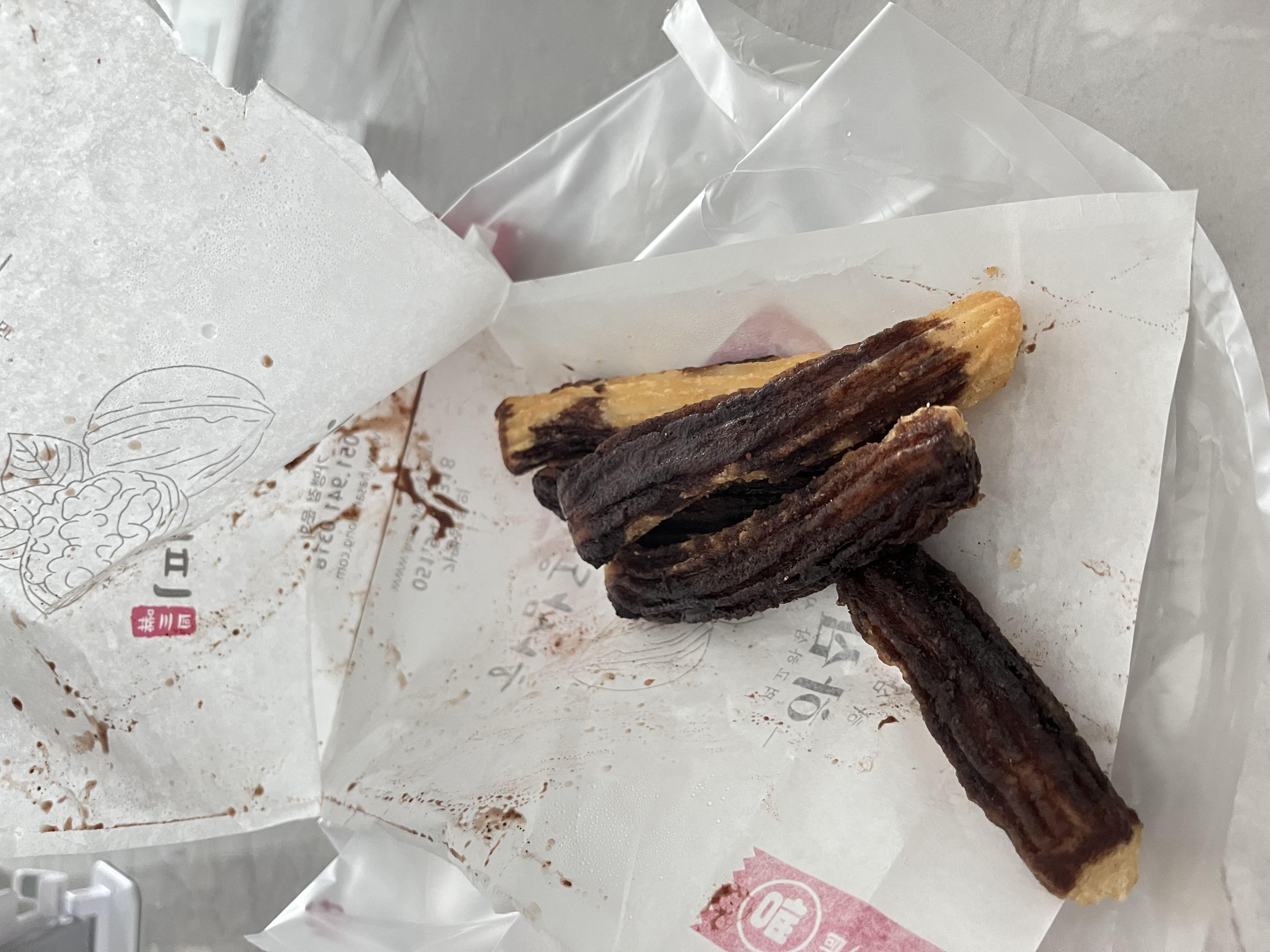 찍어먹는건줄 알았는데 사진이랑 다르네