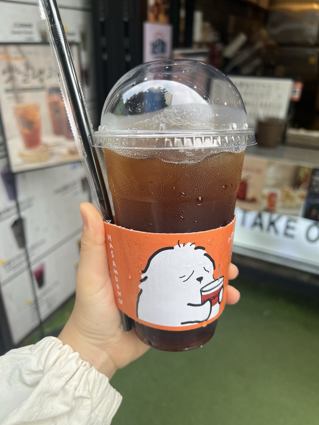 집 바로 옆, 지하철 입구 앞이라 접