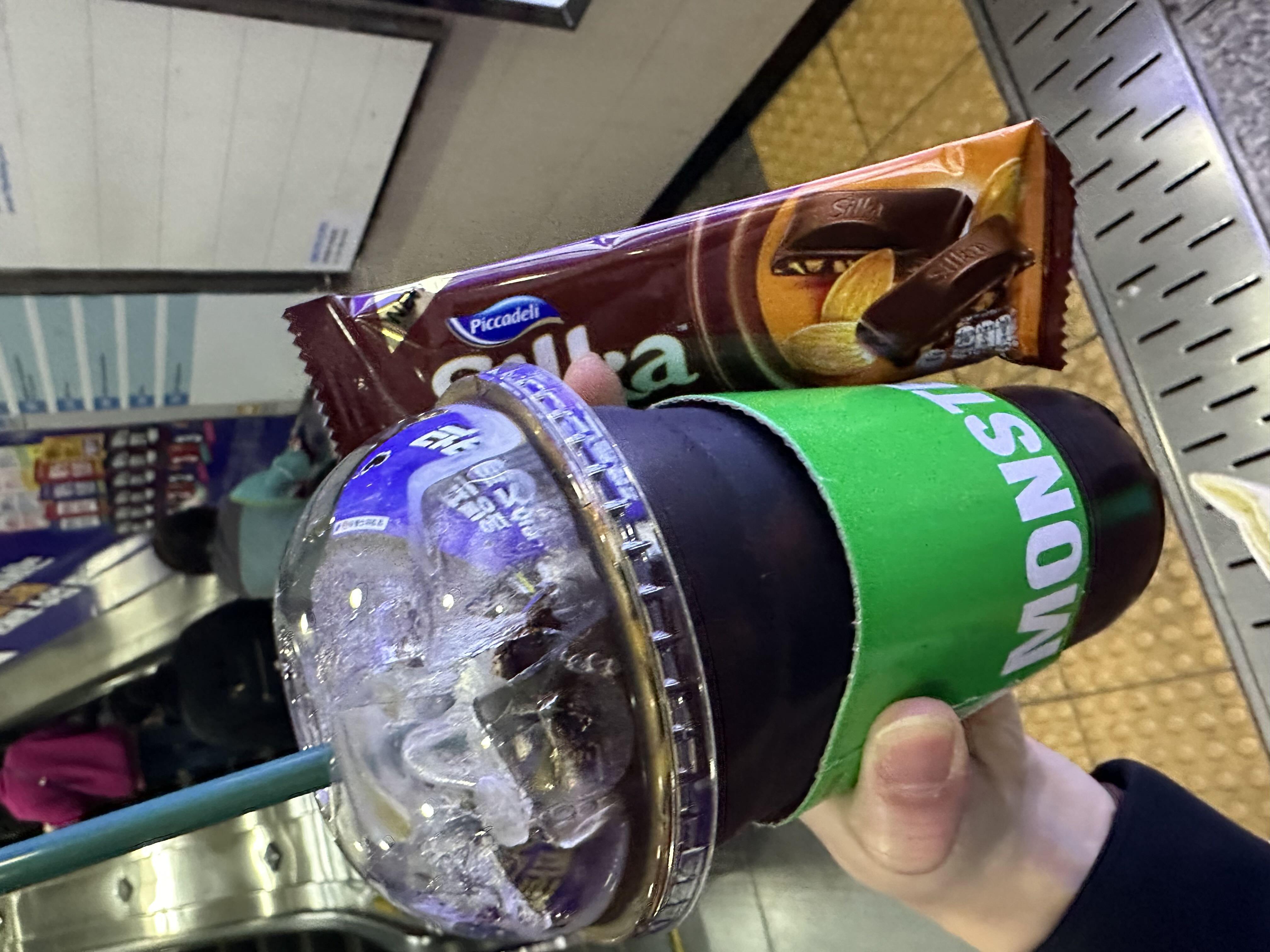 아침마다 휴무아니면 늘 출근길에
들리