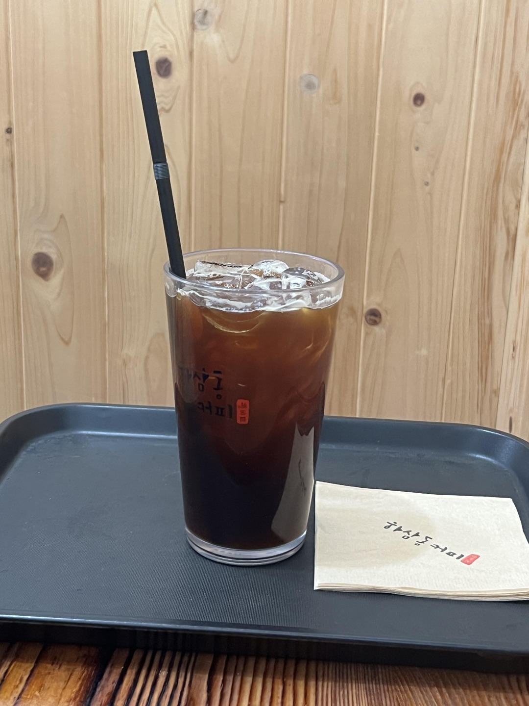 좌식식탁이라 편하고 전기파리채도 있어