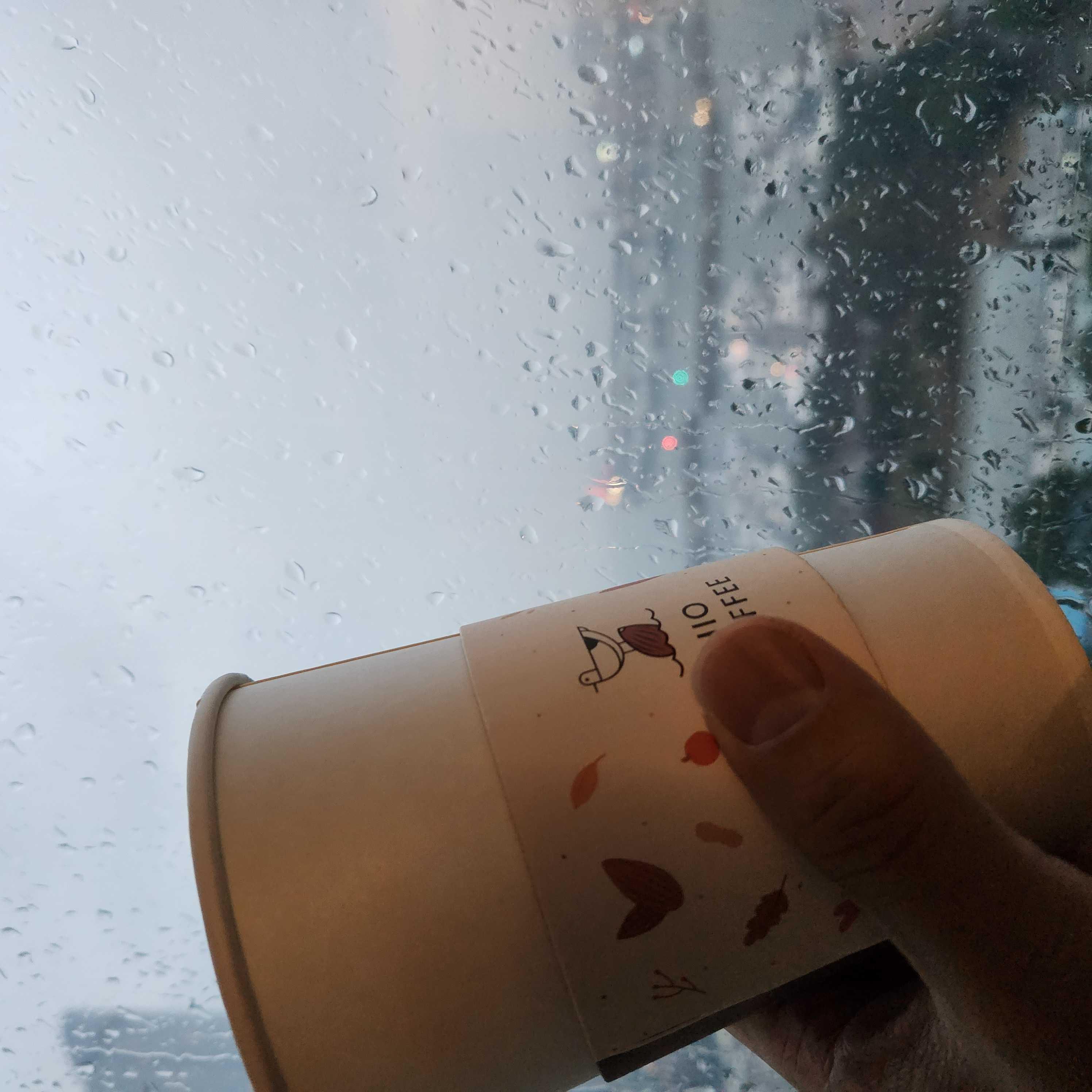 비오는날 따뜻하고 맛난 라떼~ 
커피