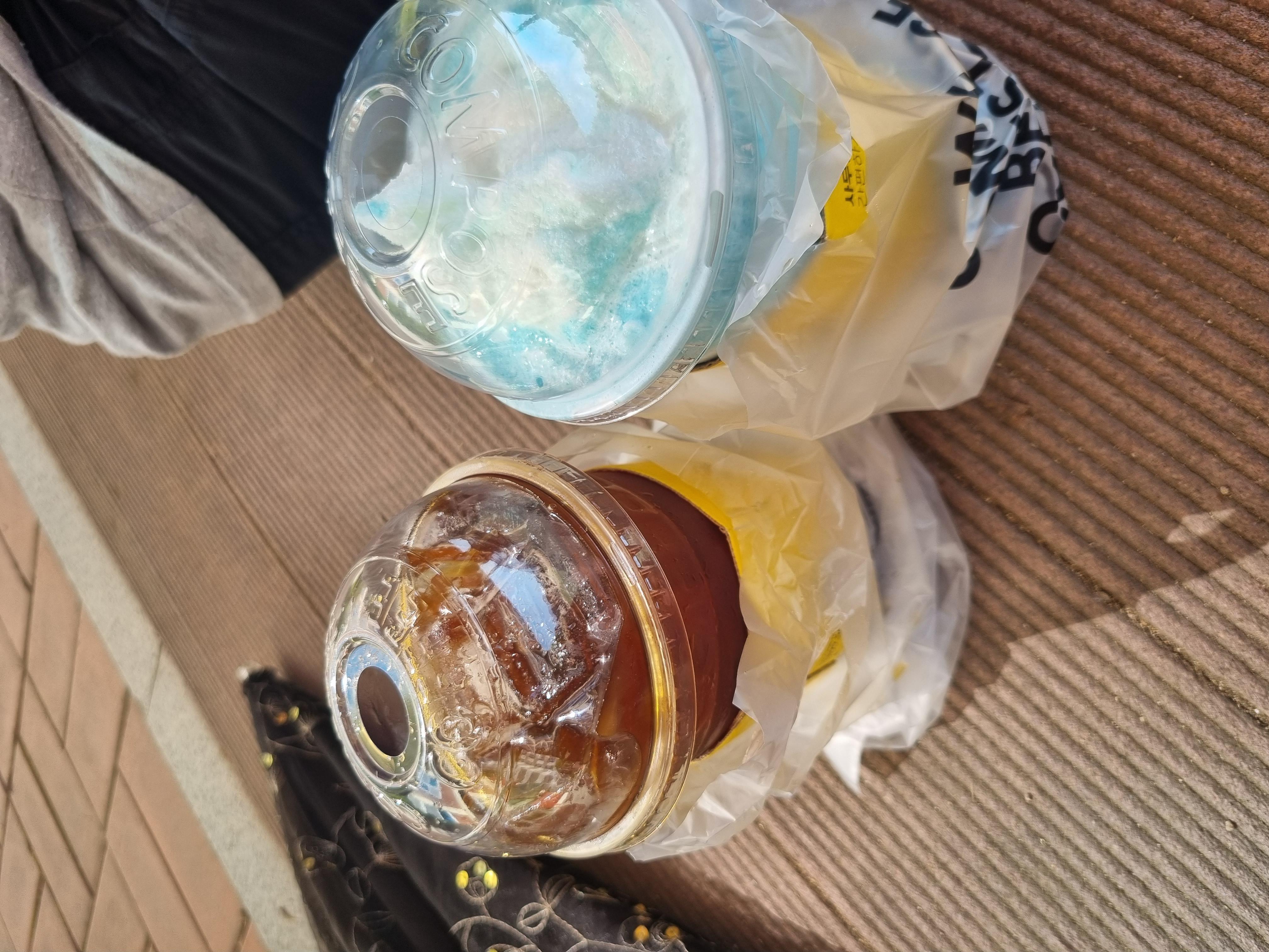 얼음좀 많이 넣어 달랬다가 기분 완전