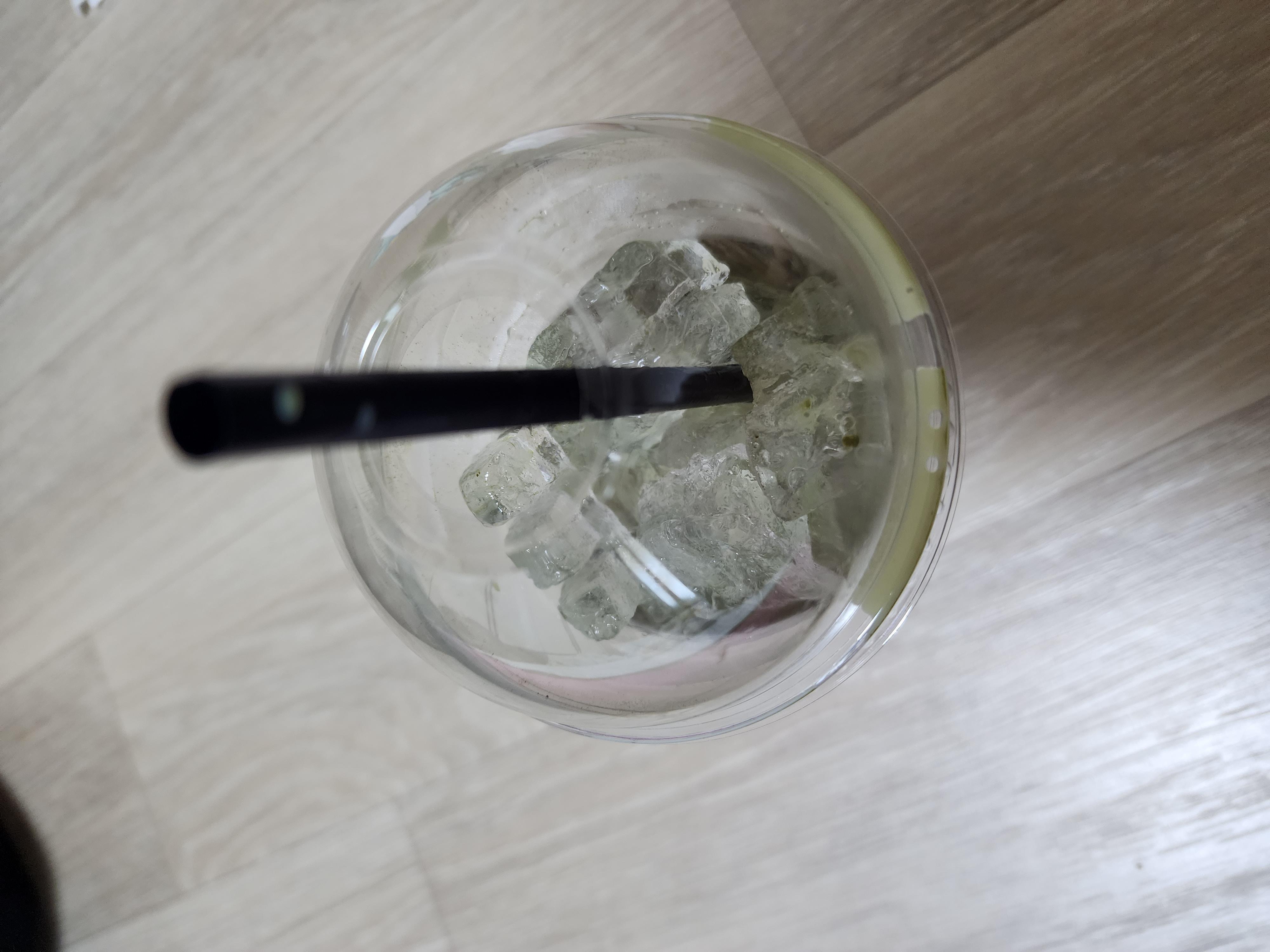 맛있는데 얼음이 너무많아요 몇번안마셨