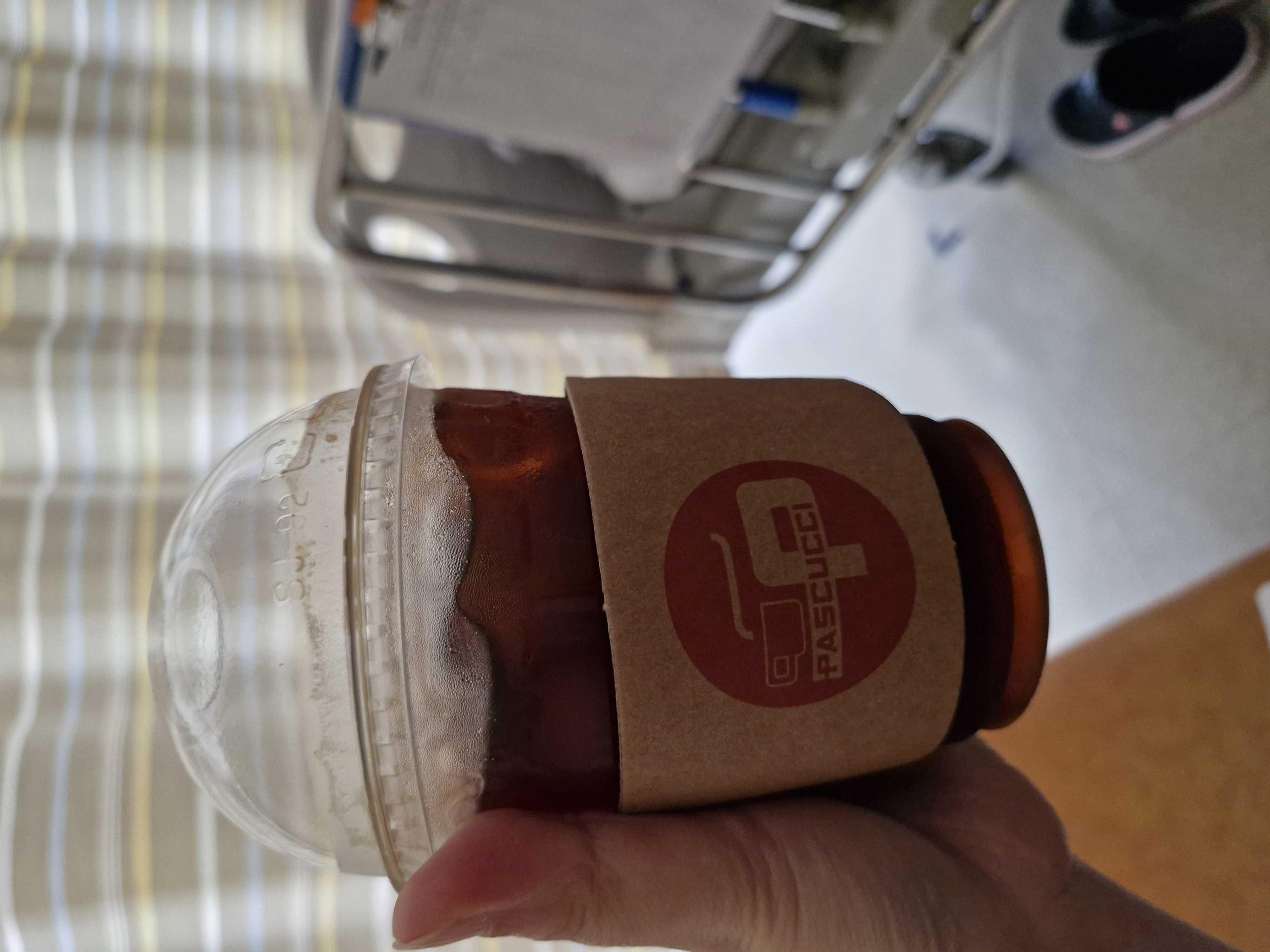 주문한 커피가 전달 과정에서 약가 쏟