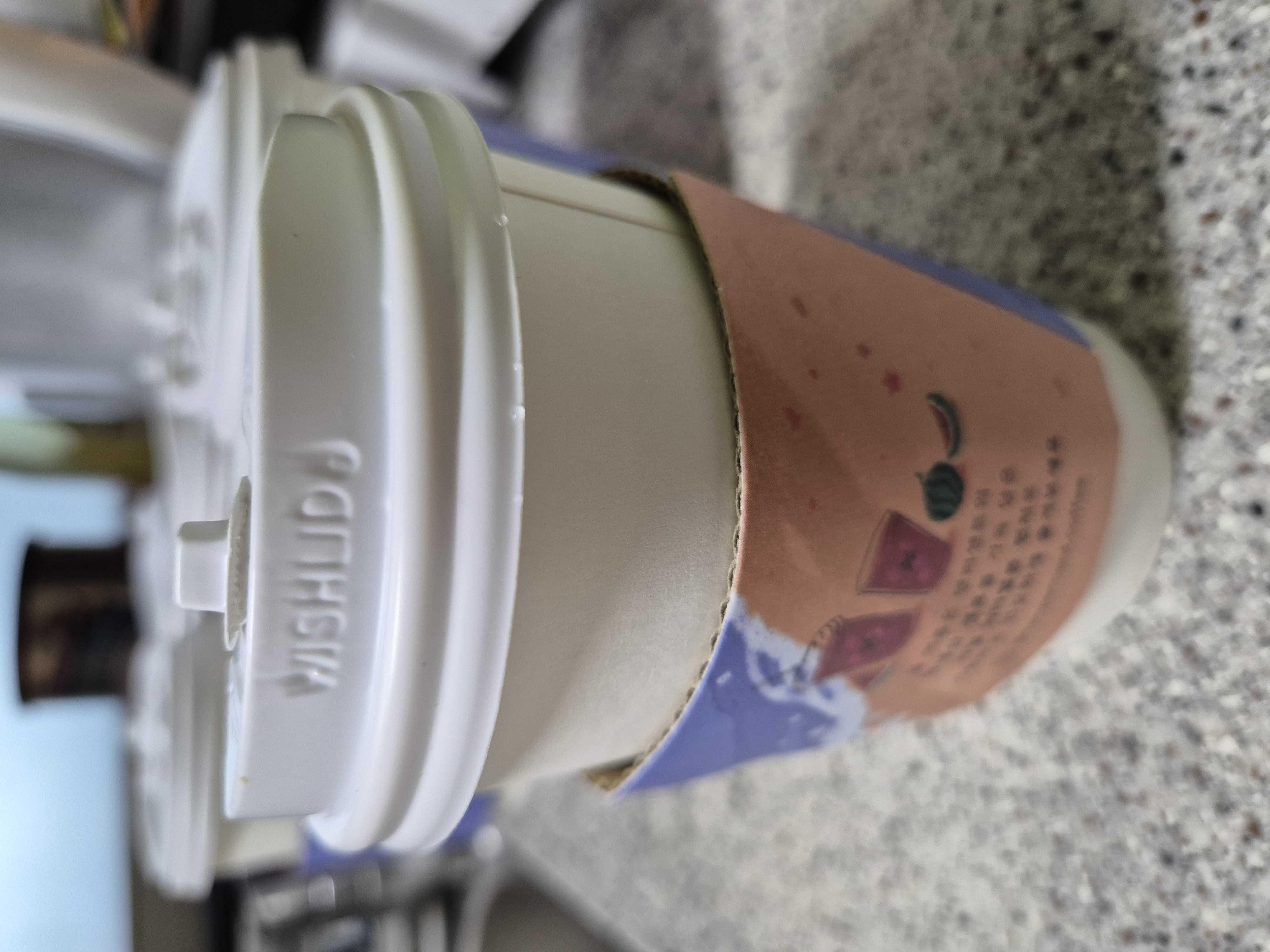 아이스는 플라스틱 컵 돔이 높아서 괜