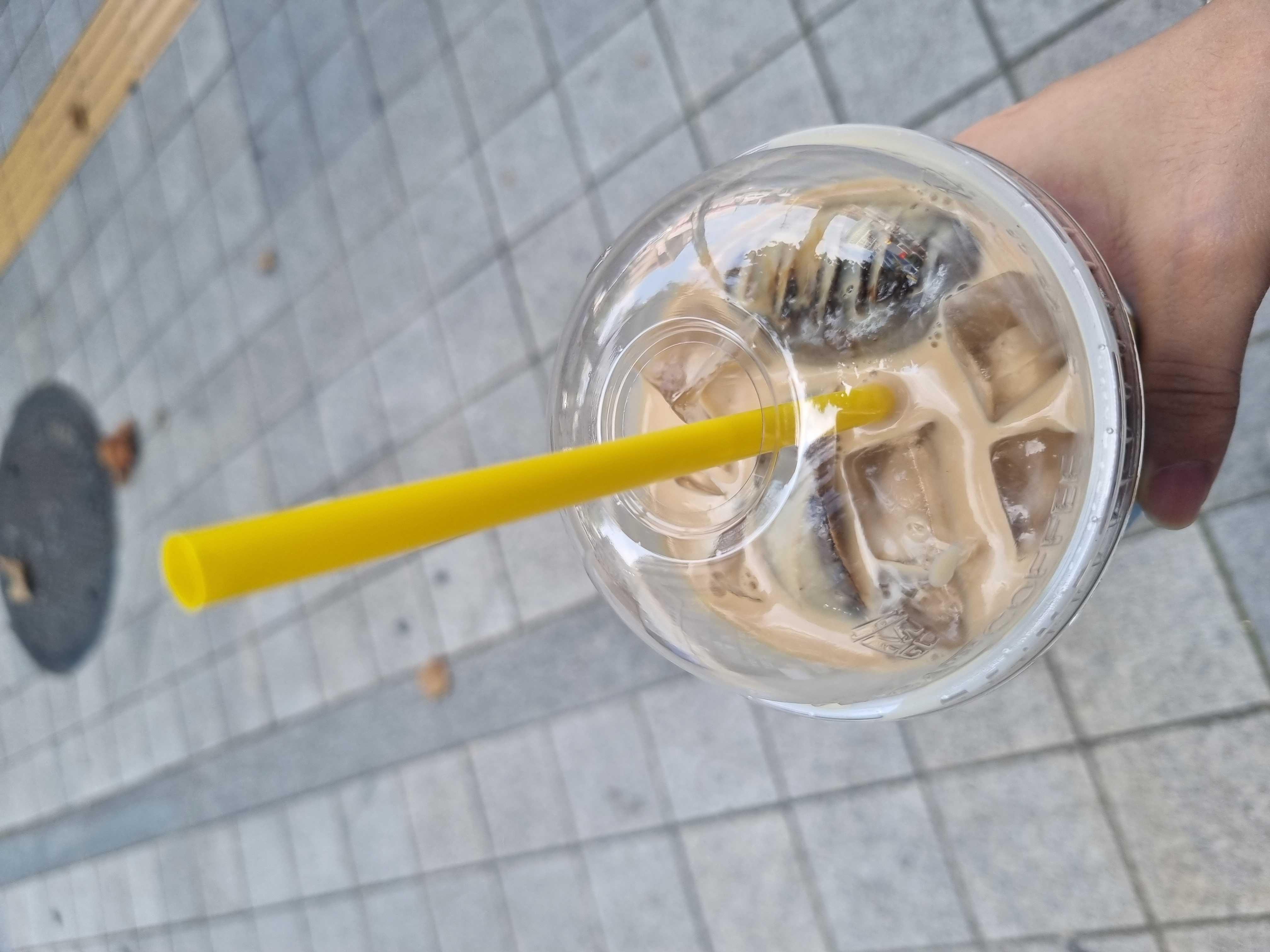 제가 주문한 커피인 것 같은 게 카운