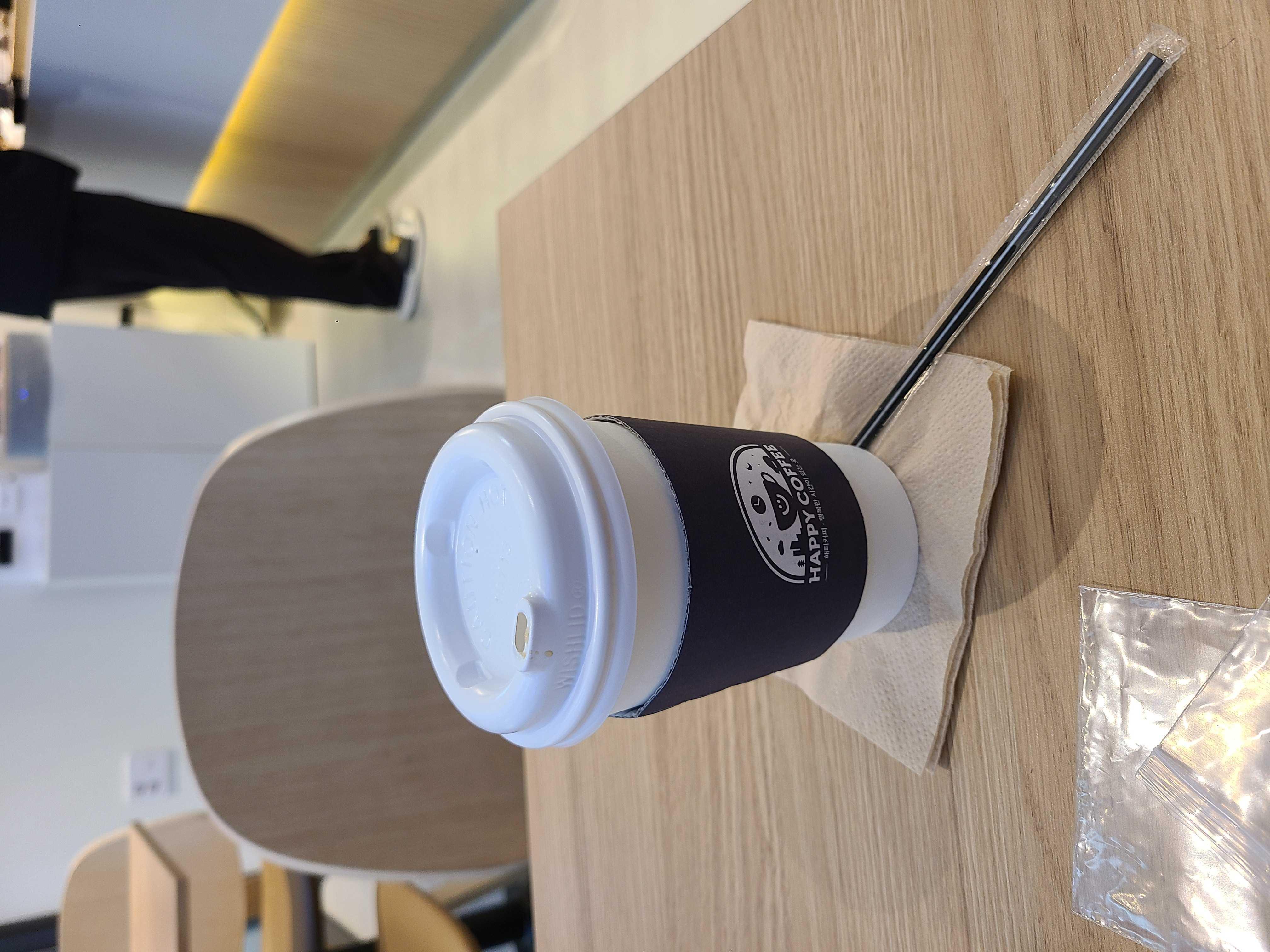 커피 맛있고 테이블마다 콘센트 있구 