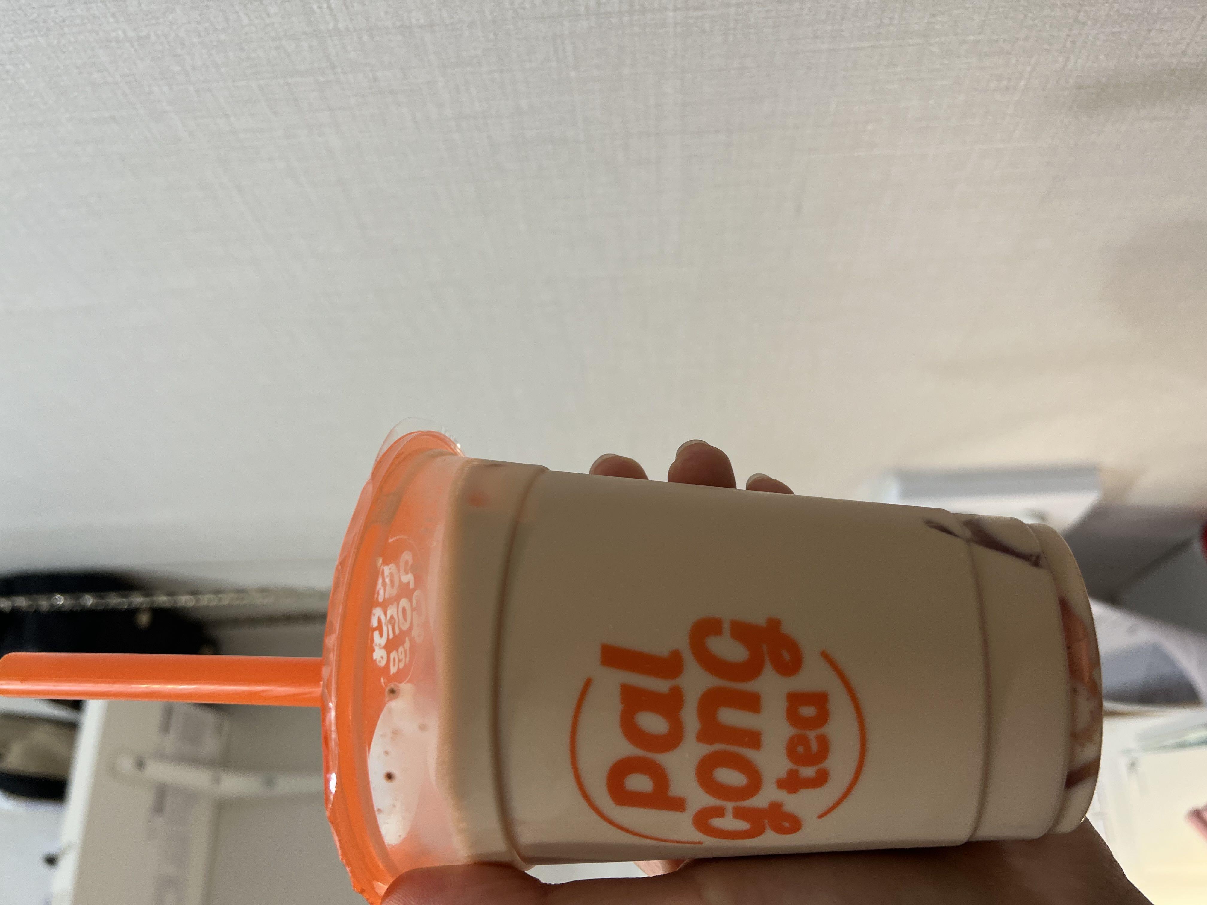 딸기몽땅밀크티인데 딸기 안몽땅이었음ㅜ
