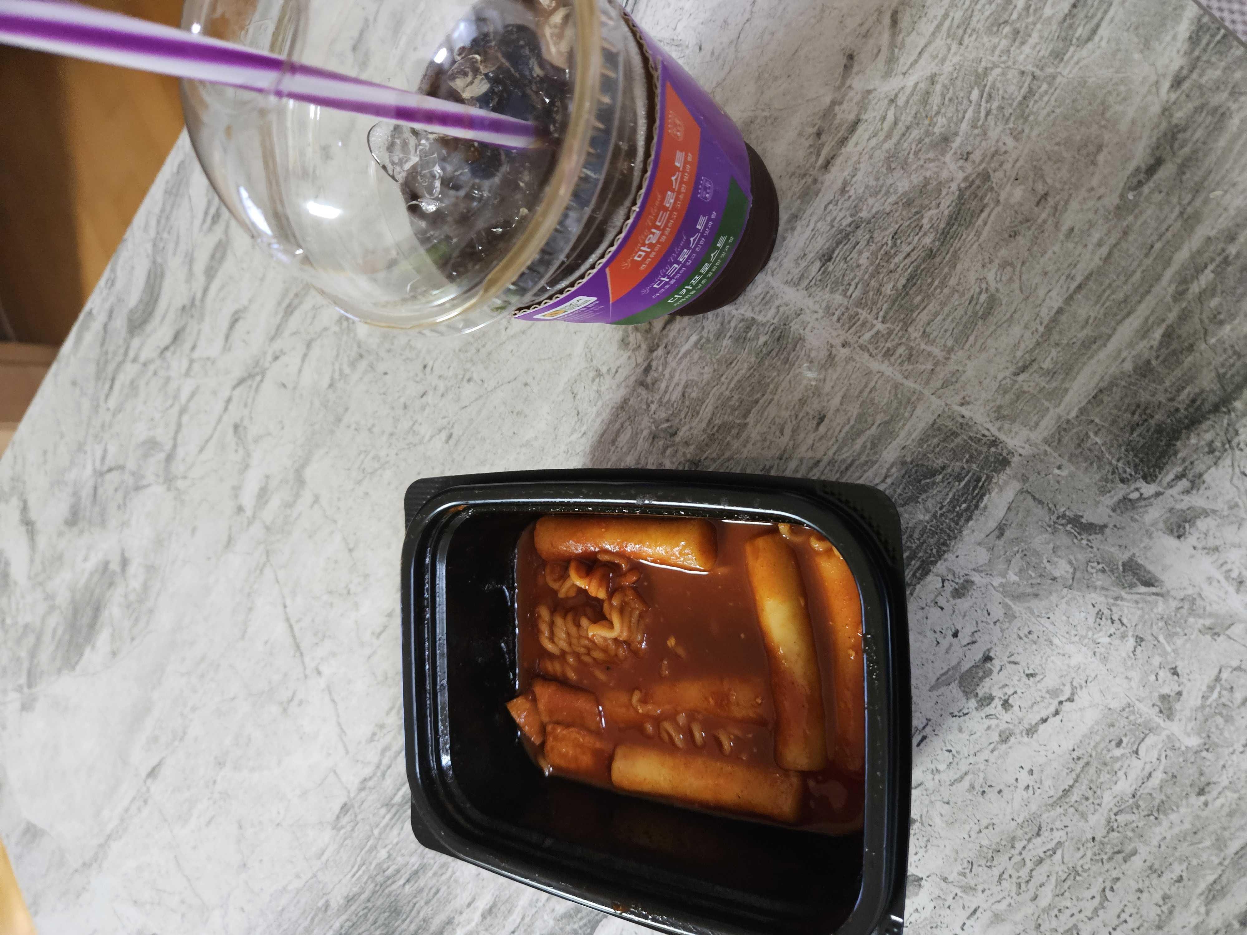 매운 떡볶이에   깐얼음커피  짱입니