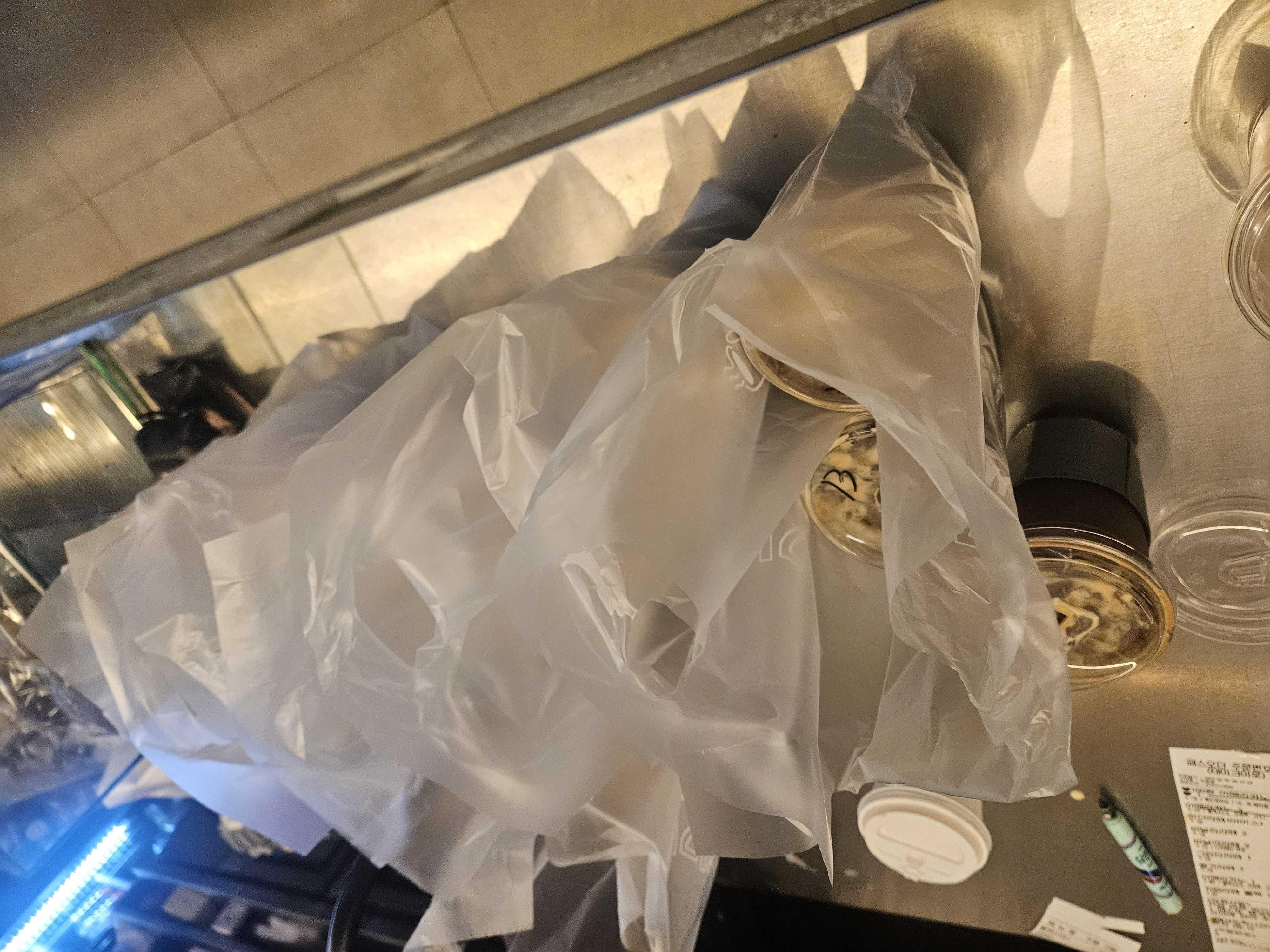 아침에도 너무 바쁘신 사장님이신데,
