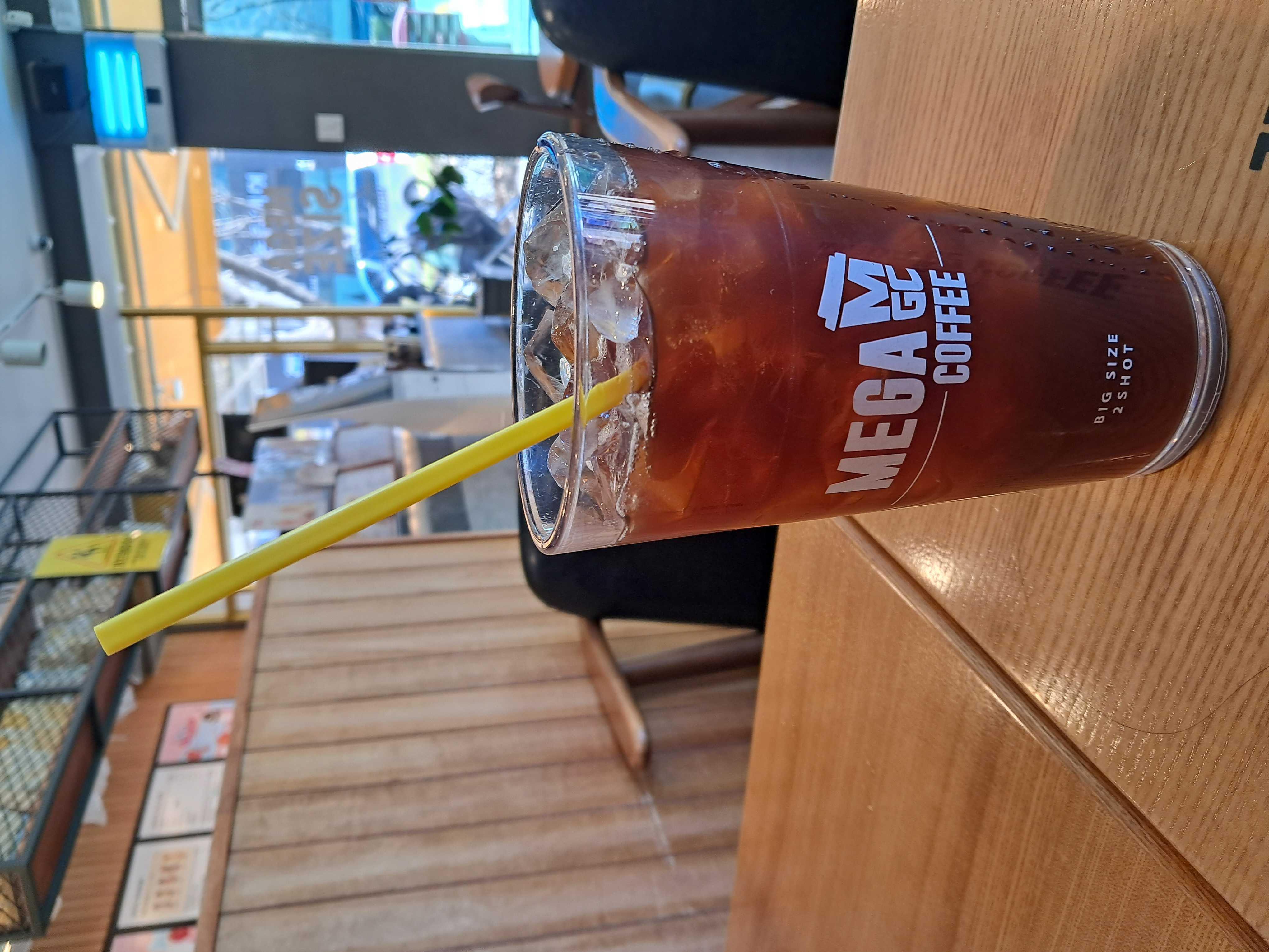 아이스헤이즐넛. 날씨도 좋아요! 기분