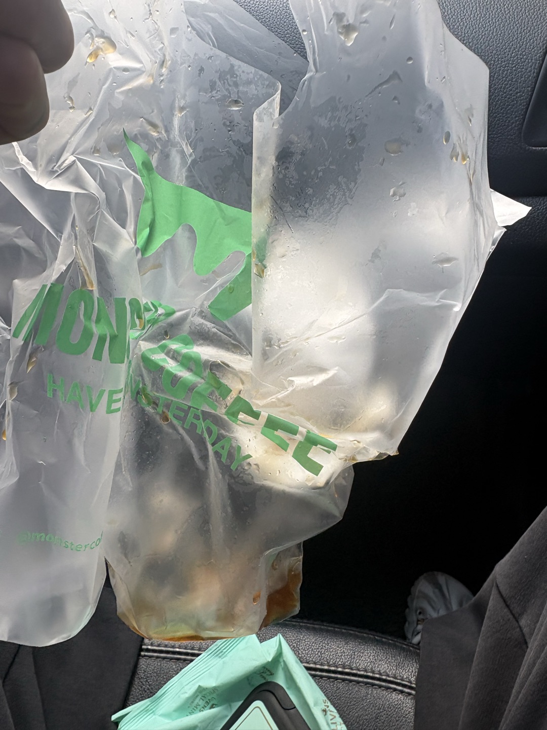 커피가 종종 쏟긴 채로 받아요 ㅠㅠ이