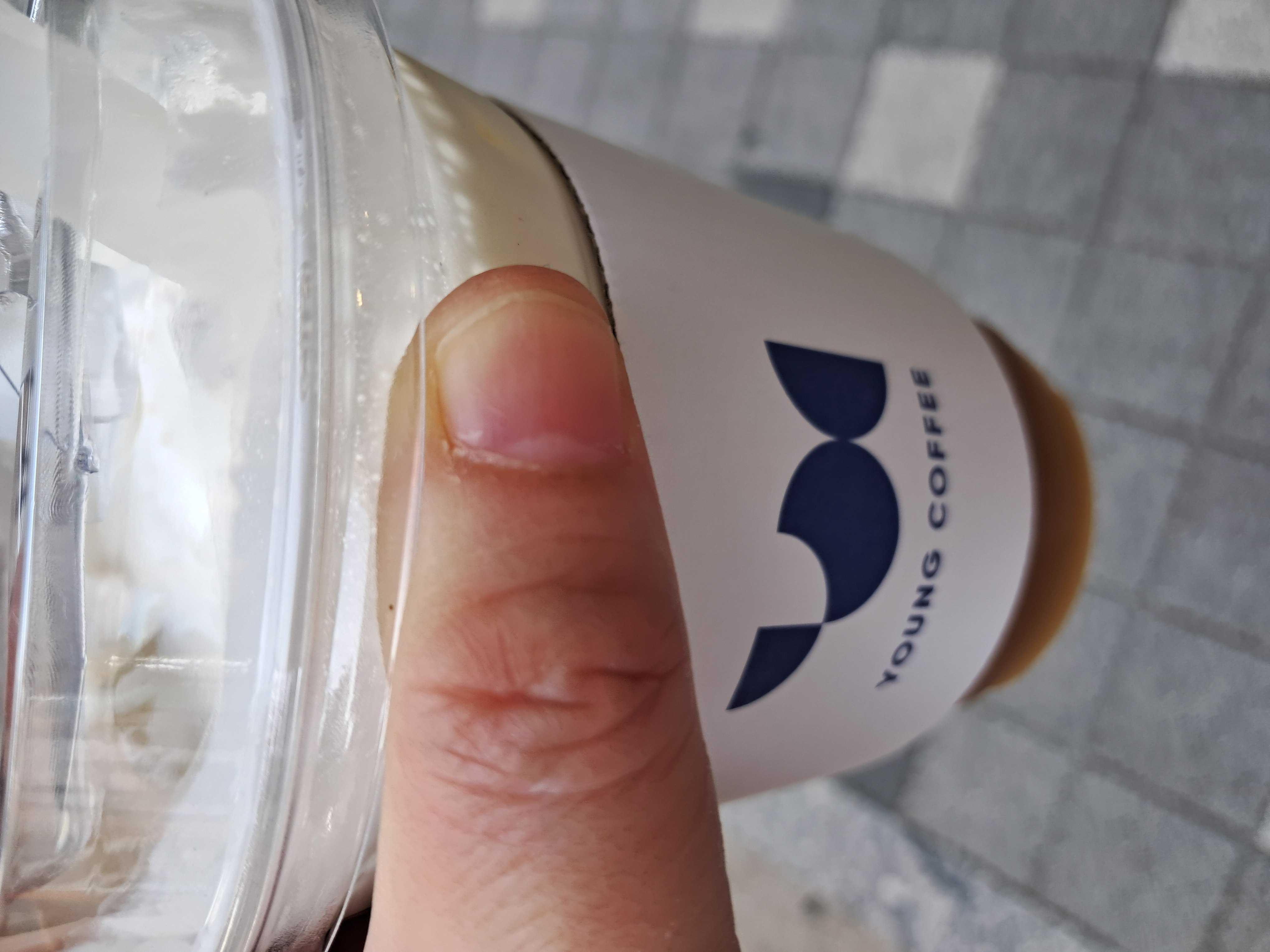 딸기아인슈페너 커피인줄알앗는데 아니네