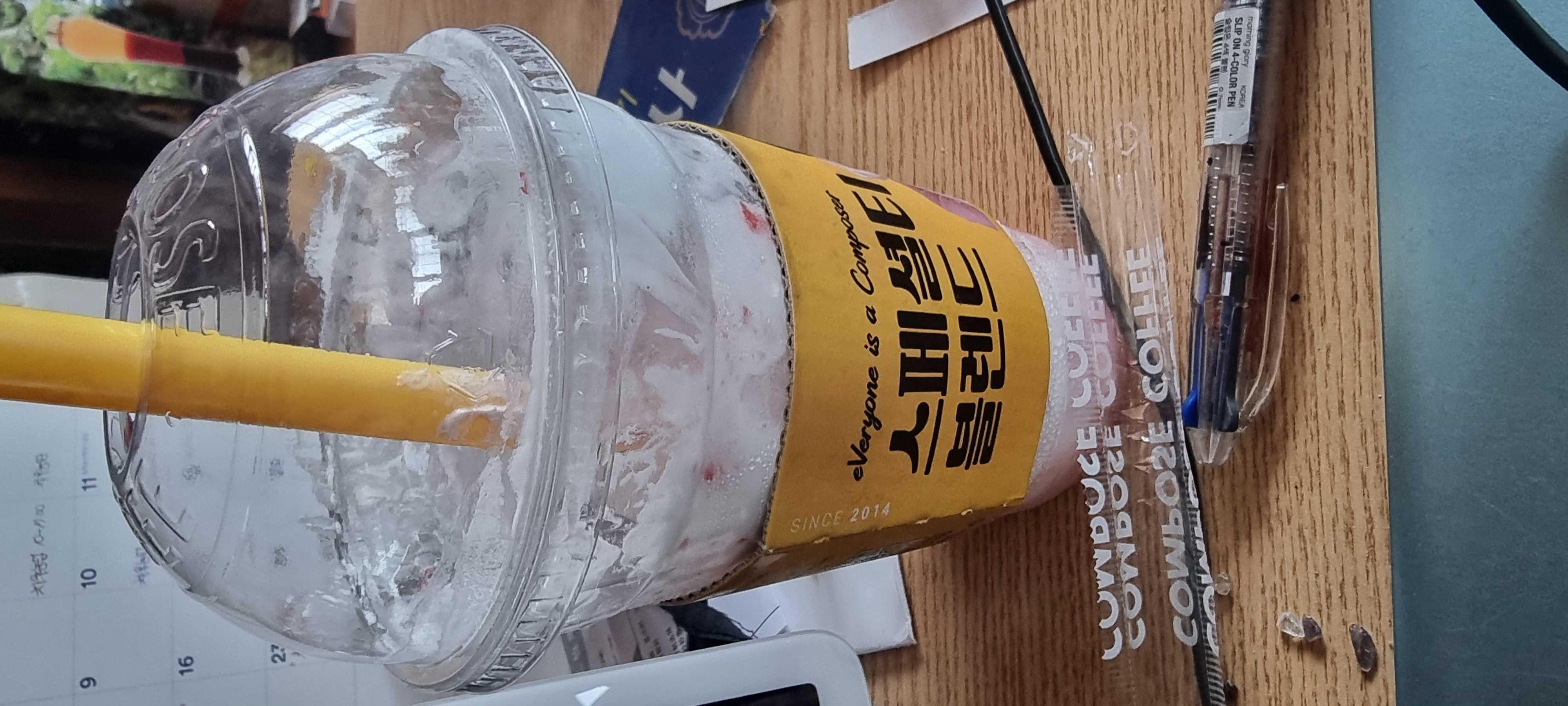 딸기라떼 맛있어요~~