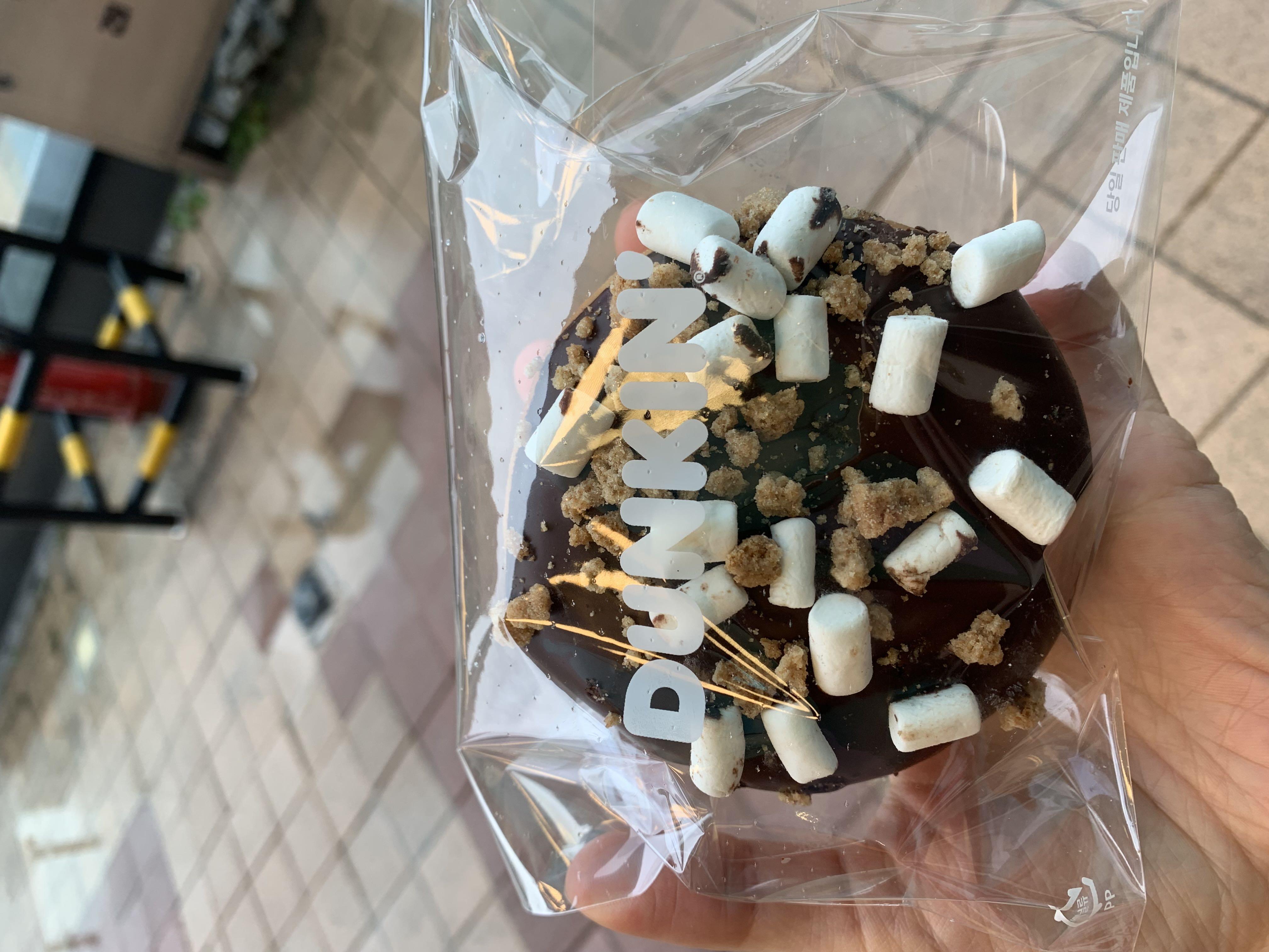 안에 초코필링이 가득해서
넘넘 맛있었