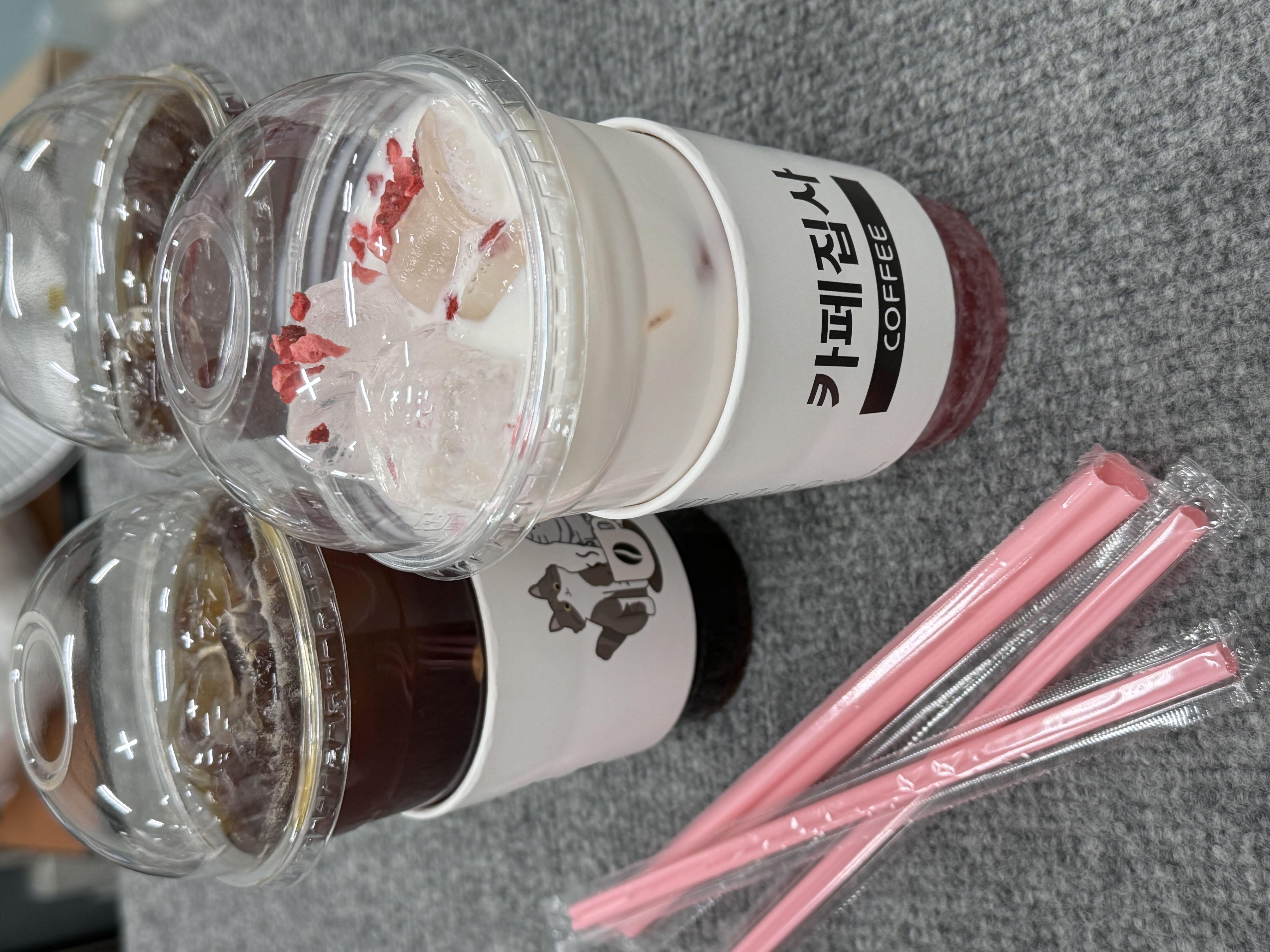 딸기라떼 아메리카노 너무맛있어용🫶�