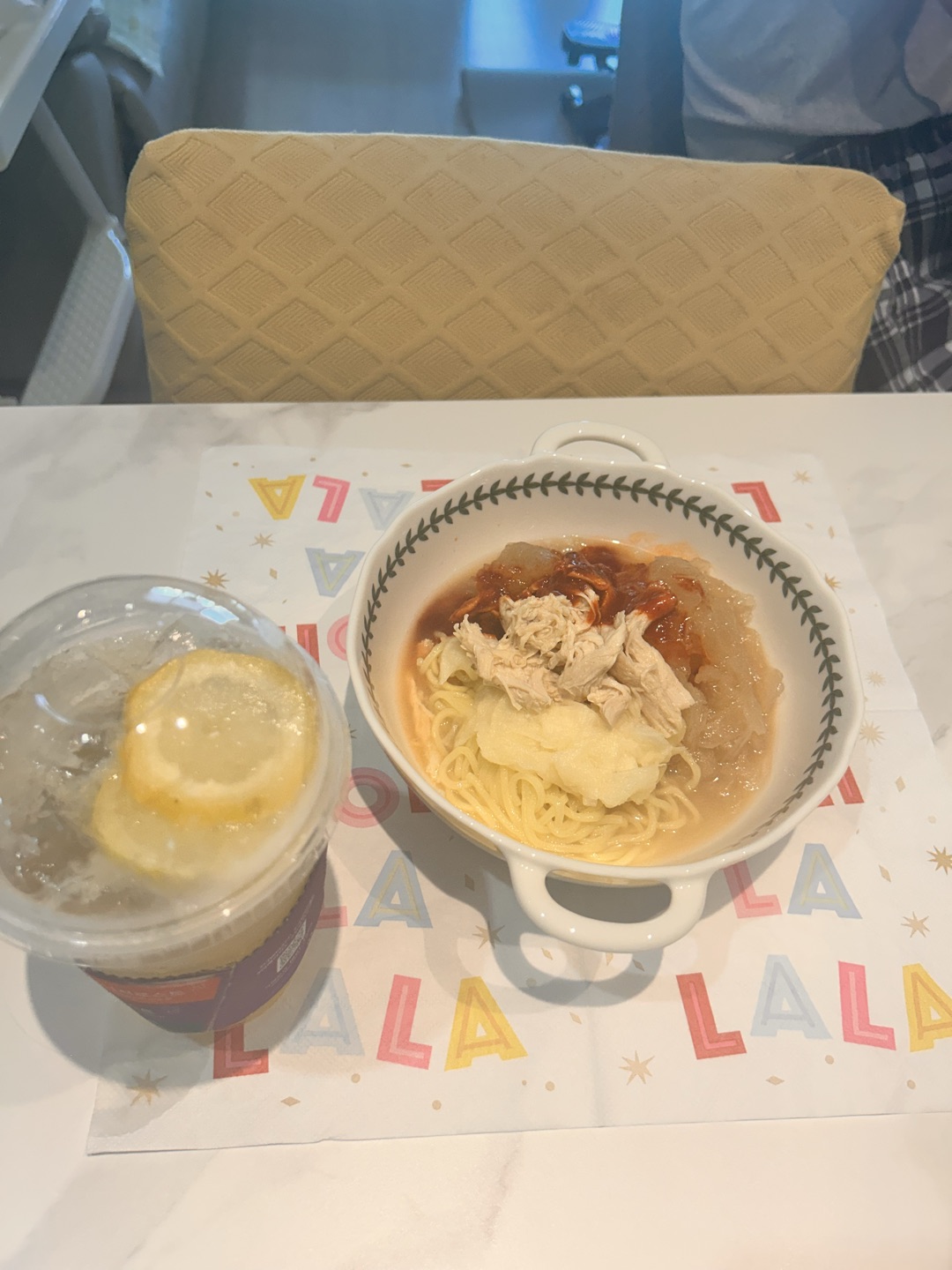 초계냉국수 
면발쫄깃하고  찢어올린 