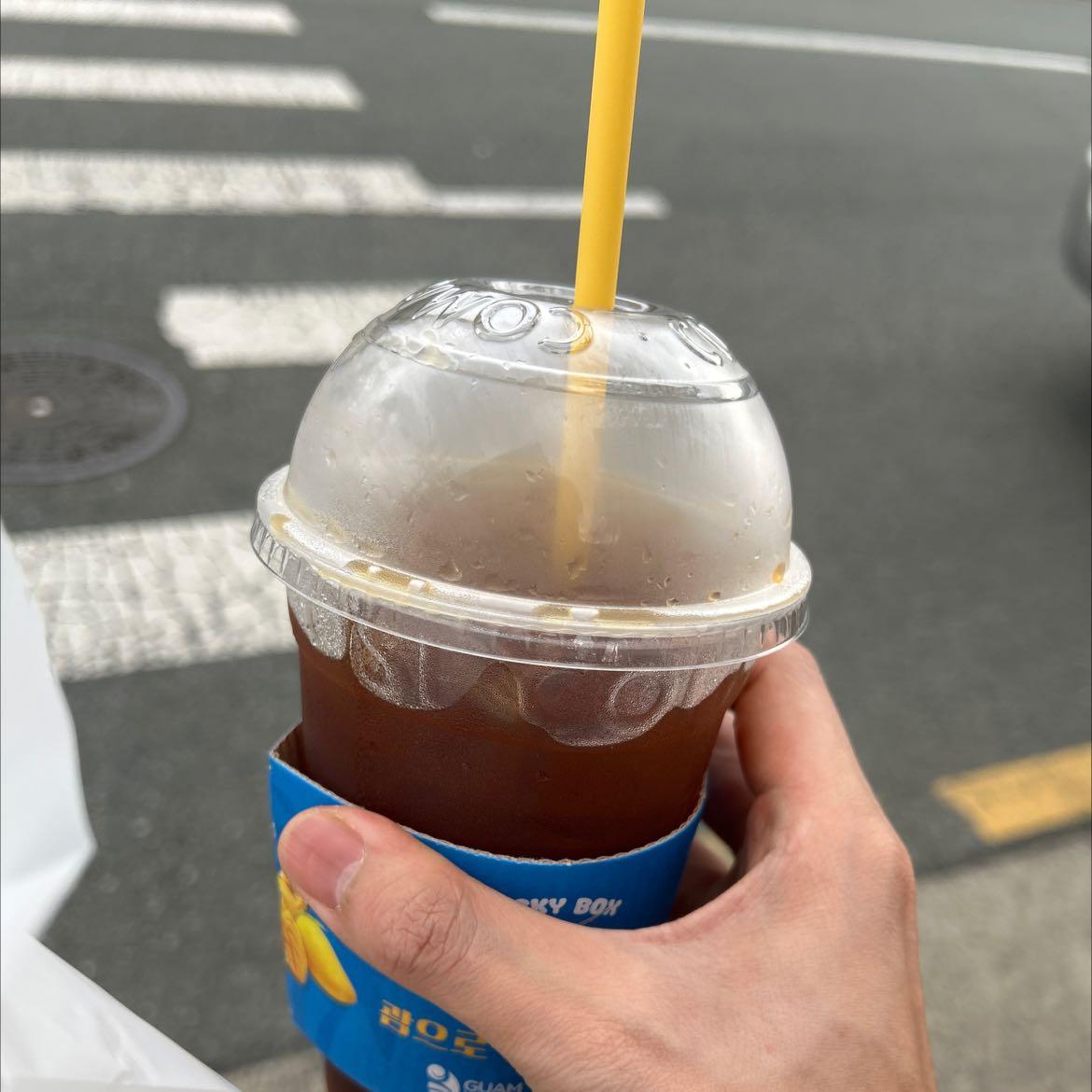 오늘따라 커피 너무 써요….
와플에 