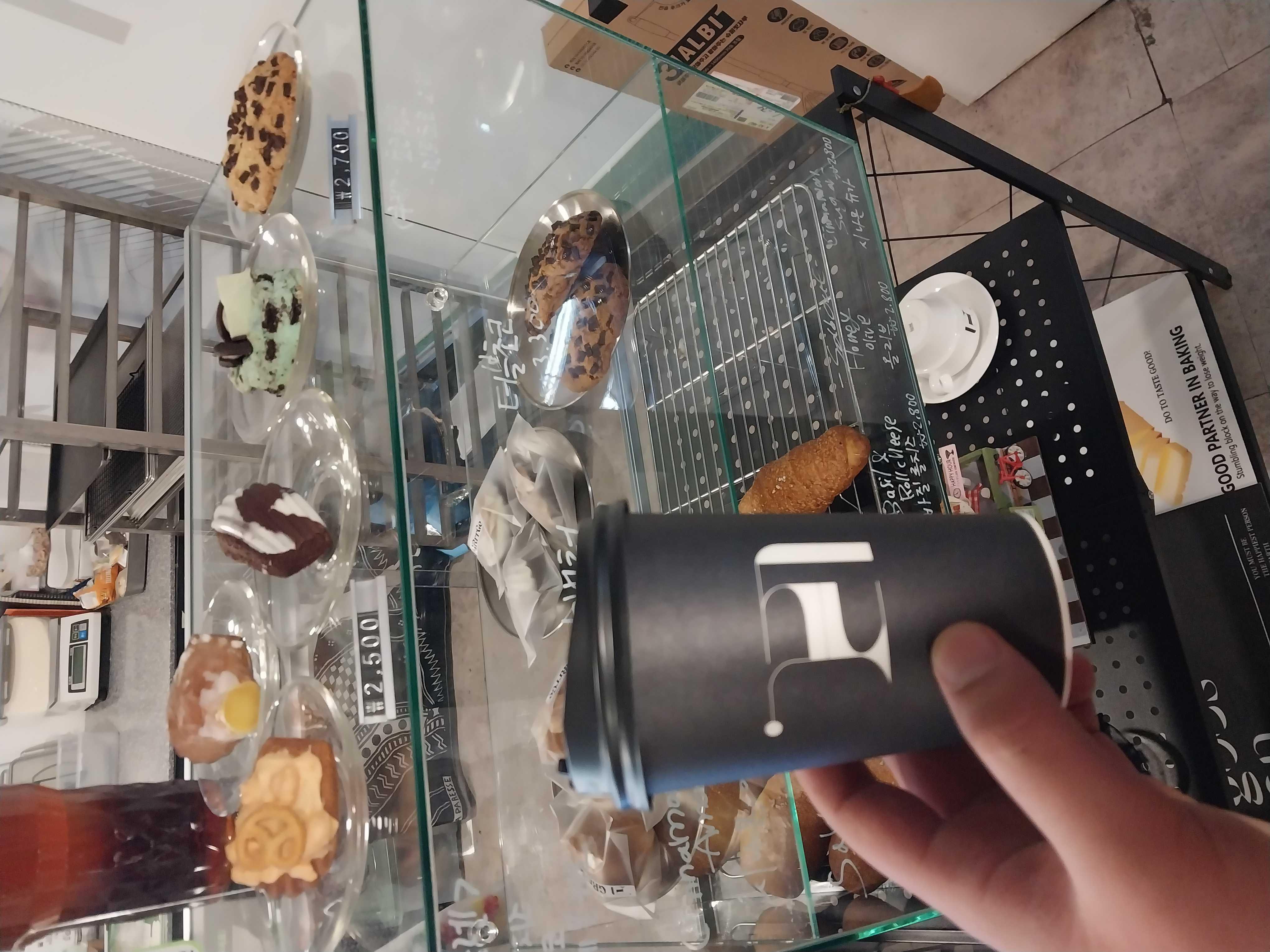 커피만 테이크아웃해갈랬는데 빵굽는냄새