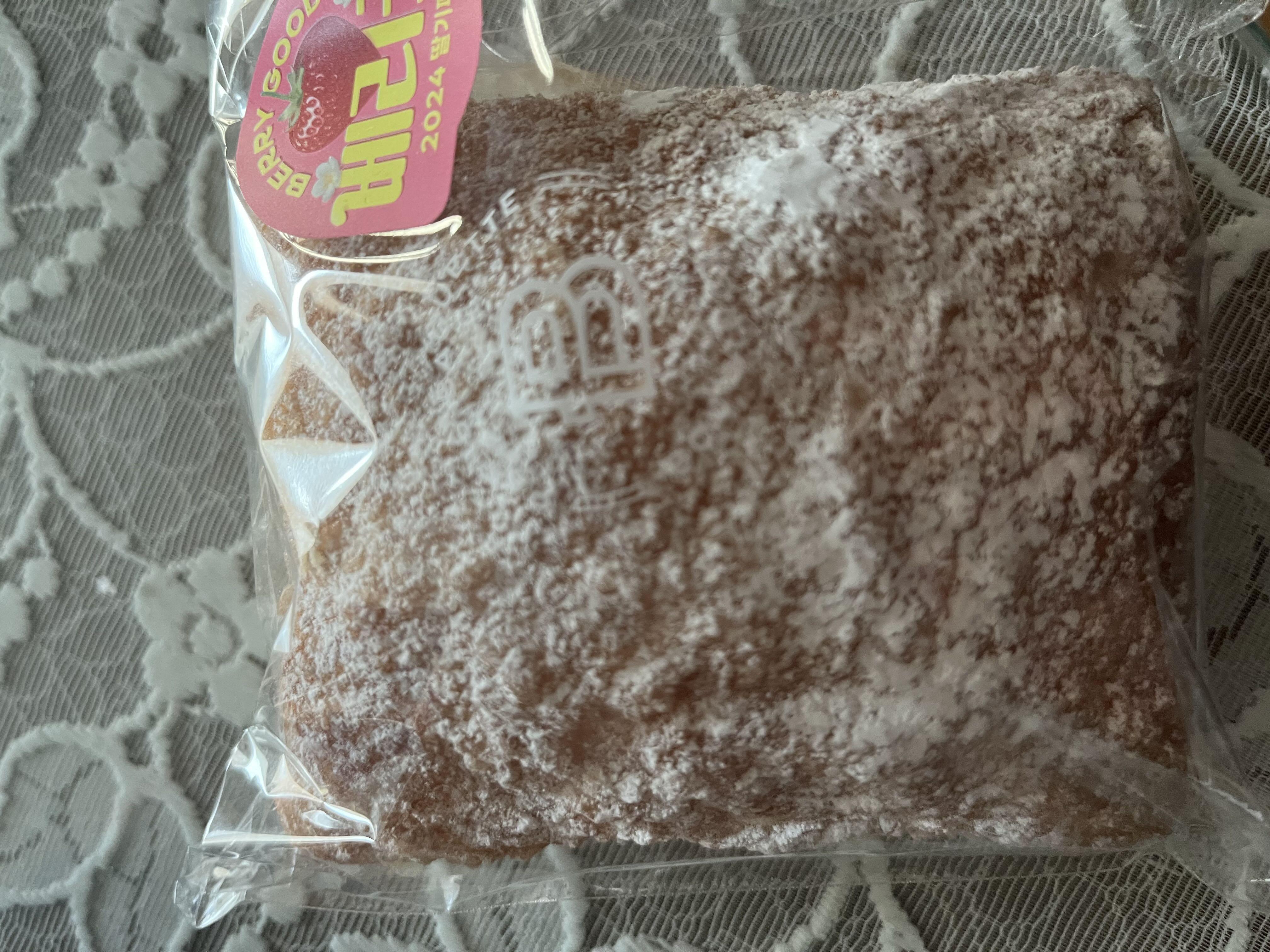 패스츄리라서 부서지지만  살살 녹네요