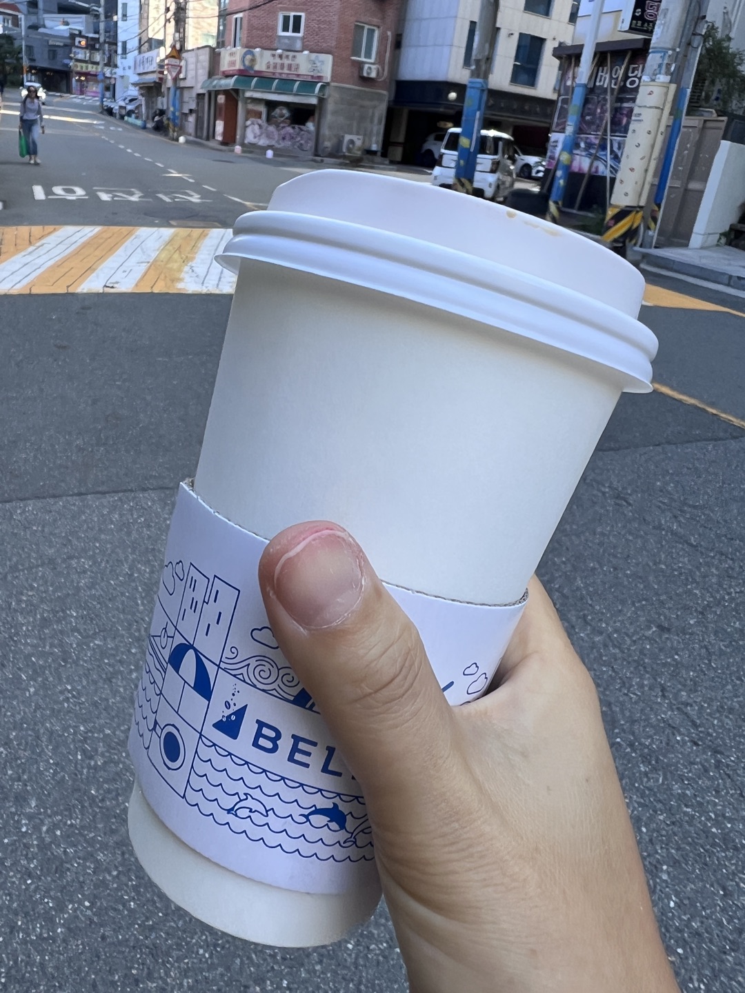 카페라떼 고소하고 양많고 거의 아침 