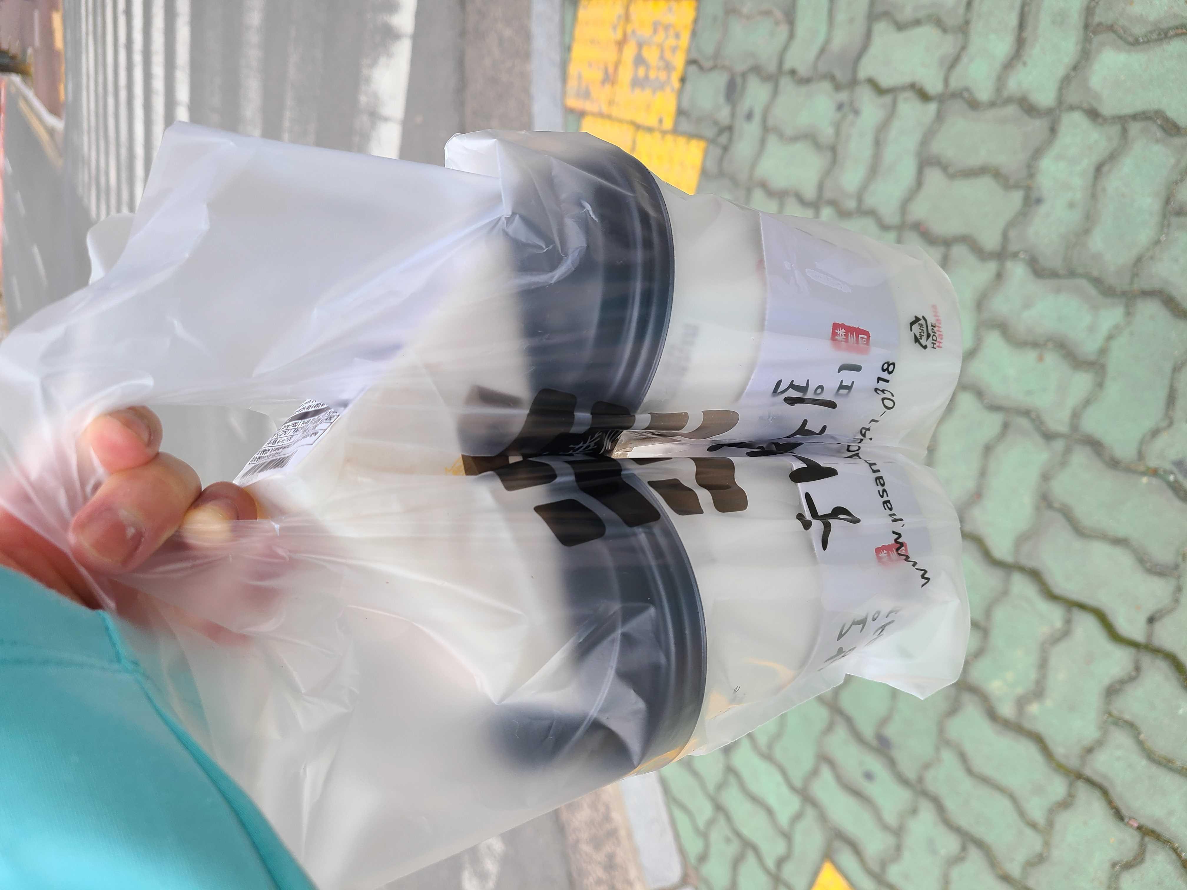 지인과 마실 커피 빵주문하고 잘받았네