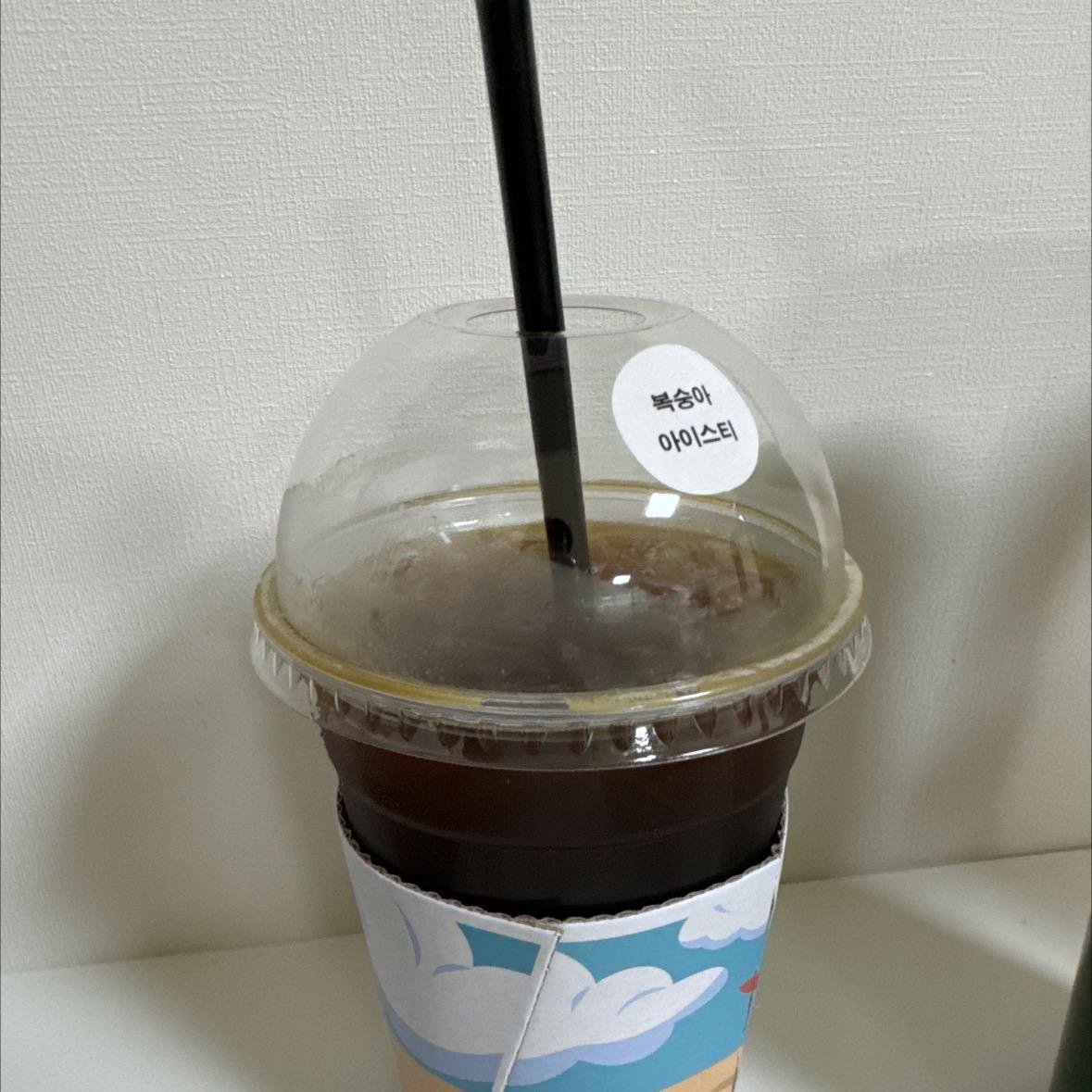 아침에 복숭아 아이스티+샷추가 한 잔