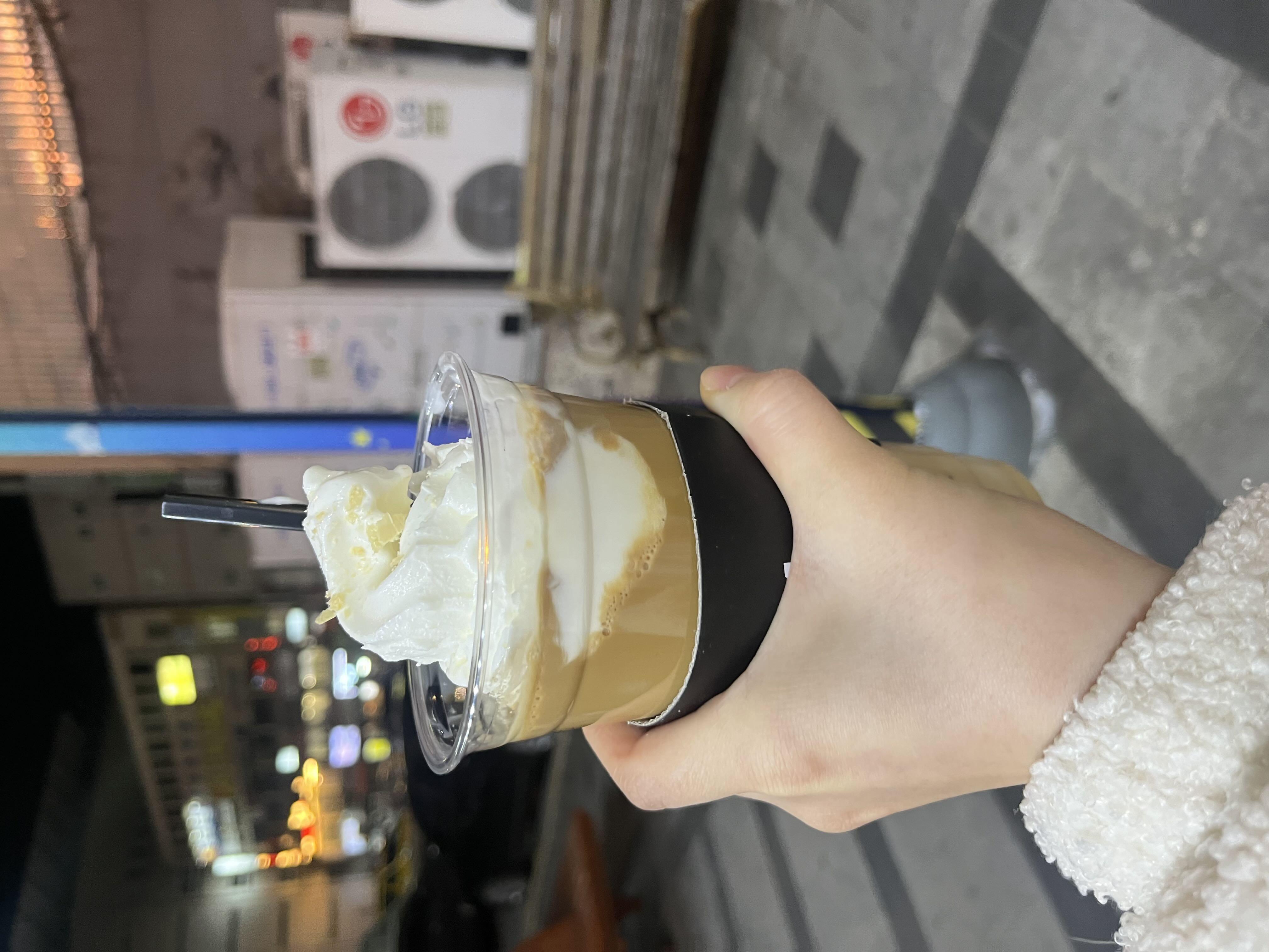 앞에 롯데리아 있길래 라떼사서 아이스
